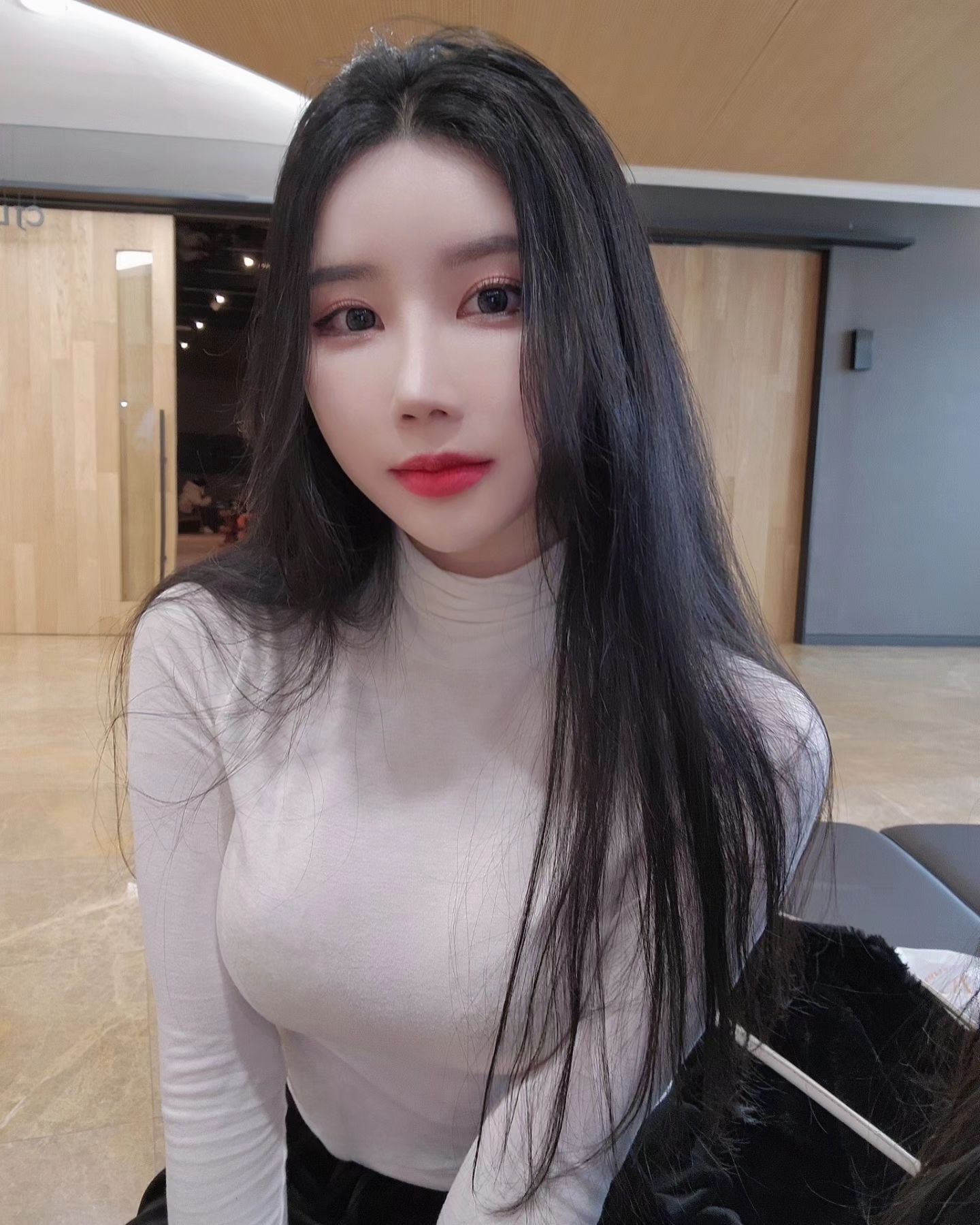나 중단발 어울릴까? 허쉬컷 도전해볼까,,
긴생머리 고집해왔는데ㅠㅠ
