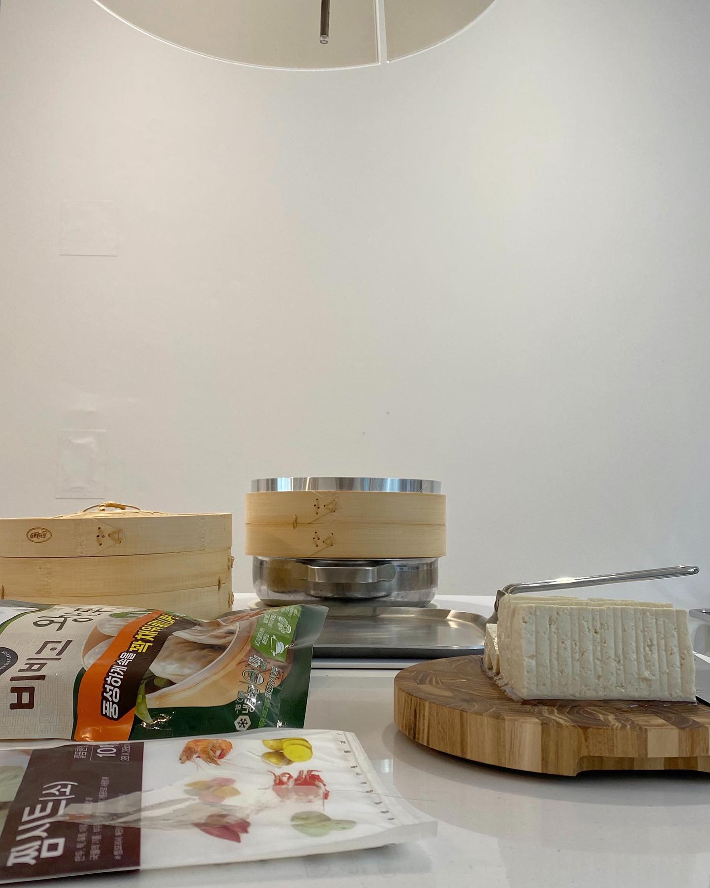 🥣
일요일 저녁 밥상,
왕만두 1+1 한 묶음 520g짜리 두부 한 모 사들고 들어와
달그락달그락 - 저녁 밥상 차렸어요.

대나무찜기 꺼내고 다이소에서 구입한 찜시트 깔아
보글보글 김 올라오는 냄비에 얹어 폴 폴, 왕만두 찌고

두부는 부치기 적당한 크기로 잘라 키친타올에 물기 닦아
달궈둔 스텐팬 들기름 조르륵, 들들 앞뒤로 노릇이 구워줍니다.

가마솥에 하얀 쌀밥 포옥 폭 짓고 뜸 들여 솥뚜껑 오픈하면
알맞게 눌어붙은 누룽지까지 완벽한 가마솥밥 완성 🍚

밑반찬 꺼내어 찬기에 먹을만큼 덜어 가지런히 담아주고,
머리 맞대고 도란히 마무리 한 주말 저녁이예요.🌸🥣
.
.
.
.
#들기름두부구이 
#왕만두 
#가마솥 
#가마솥밥