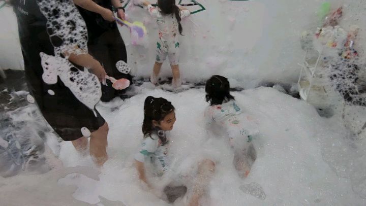 .
#오감그리다창원점
#미술체험수업 

지금까지 수많은 미술놀이를 체험해봤지만
진짜 오감그리다 창원이 대박 그잡채❤️

솔찍이 요즘 이런곳이 많이생겨서
도찐개찐이라 생각하겠지만 
(제가 그리생각했었고 지금은 반성중입니다만...🙇🏻‍♀️ㅋㅋㅋ)

모래놀이부터 분위기가 남다른건 물론
이날의 주제가 달팽이라 달팽이 친구들도 만나보고 🐌

거기다 물감으로 한가지 놀이가아니라
이놀이 저놀이 자꾸만해주시는데.. 하.....❤️❤️
또 
거품 쏴(?)주는곳 찾기 어려웠었는데
거품을 2번이나 쏴줄줄이야😭😭
ㅋㅋㅋㅋ솔찍히 미친척하고 나까지 뛰어들뻔😌
ㅋㅋㅋㅋㅋㅋ

무튼 또가자고 노래를 자꾸 부르는 똥떠하덕분에
스케줄 체크중인 바쁜애미👩🏻‍🦰(봄방학이라도 학원이 문제...ㅋㅋ)
담주에 아무래도 찌율이 꼬셔서 같이 출동하지 싶....ㅋㅋㅋㅋ

그래서말인데~
mining_jun 일단 너는 꼭가라!
ㅋㅋㅋㅋㅋㅋㅋ 딴데 갈필요 전-혀없다?!ㅋㅋㅋㅋ

#장점 추가
선생님이 애들 샤워도 시켜주시고🚿❤️
체험수업끝나고나면 옆에 소꿉놀이랑 모래놀이공간 또 따로있어서
더- 놀다갈수있음 , 뭐 둘찌는 말모말모 ㅋㅋㅋㅋㅋ 

ogam_greeda_changwon
#68개월아기#7살아이#서하랑책육아#서하맘책놀이#서하맘책육아#서하맘놀이#책육아소통#책육아맘#책육아#육아소통#서하맘#황금개띠맘#김해맘#명지맘#장유맘#육아소통