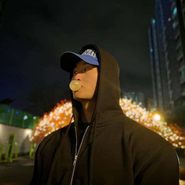 지그 on Instagram: "#협찬 이제 껌 💰가격을 올리는 게 아니라 ⚖️양을 줄이는구먼.. 어찌보면 아직 껌값은 껌값이네..😅
.
.
.
오늘은 🙆‍♂️남녀노소🙆‍♀️ 언제 어디서나 자주 이용하고 있는 후드집업을 소개하려고 합니다! 
저는 항상 👋손이 많이 가는 제품들일수록 ✨핏이랑 🪡퀄리티가 좋아야 한다고 생각하는데 그 조건이 딱 부합하는 제품이 있어서 소개하려고 합니다🤗
바로 ‘몰든(@malden_official)’의 ‘2WAY 루즈핏 스웻 후드집업’입니다! 

디자인은 군더더기 없이 ✨깔끔하고 ‘엔자임 가공’을 통해 🪖탄탄하면서 🐑부드러운 터치감을 가지고 있습니다!

그리고 부자재 퀄리티도 정말 중요한 그중 🤐지퍼! 
지퍼는 YKK를 사용하고 투웨이라 지퍼 걸림, 배가 볼록해지는 핏을 🙅‍♂️막아주고 다양한 연출로 코디 할 수 있습니다😀

🪢후드 끈도 무광 니켈 팁으로 마감되어 있고 개인적으로 🧢모자를 쓰고 후드를 쓰는 편인데 안이 깊어서 모자를 써도 여유 있는 핏이 연출돼 자주 애용하고 있습니다🥰

✅현재 첫 구매 시 990원 이벤트 상품 구매 가능하니 몰든의 다양한 제품과 편안하고 예쁜 후드집업을 찾고 계신다면 한번 방문해 보시길 추천드려요~👍
.
.
.
.
#몰든 #malden #후드집업 #꾸안꾸 #꾸안꾸코디 #마실룩 #운동복 #운동복코디 #남자코디추천 #오오티디패션 #오늘뭐입지 #남자코디룩 #데일리룩그램 #옷코디 #일상코디 #패션코디 #패션계정 #캐주얼룩 #꼬까옷 #원마일웨어 #무채색코디"