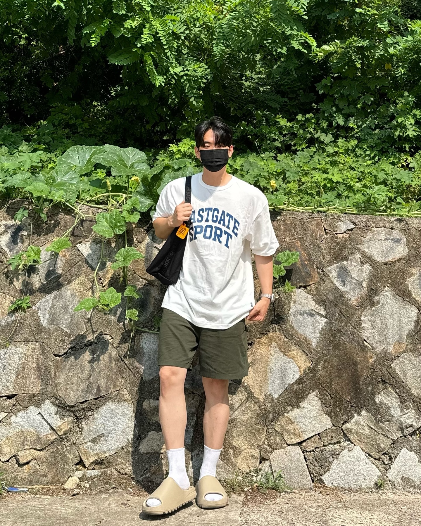#협찬 jerrybag.official

리사이클링 원단으로 제작된 친환경 버킷백👜

이 제품은 “리사이클 퀼팅 버킷백(블랙)” 입니다! 해당 제품은 버려진 페트병을 재활용해 리사이클 원단으로 제작되고 있습니다! 또한 퀄팅원단으로 모양변형이 잘 일어나지 않고 겉보기 대비 10.6L의 큰 용량으로 수납력이 굉장했습니다ㅎㅎ 내부 양쪽 포켓이 있어 물병을 놓기에 좋았고 내부원단이 나일론 소재로 생활방수가 되어 내용물이 안전하다는 것도 매우 좋았습니다! 해당제품에 어깨끈(옵션)을 추가하면 크로스백으로도 활용이@가능해 추가하는 것도 좋을 것 같았습니다.
감사합니다
.
.
.
.
.
#제리백 #리사이클퀼팅버킷백 #버킷백 #버킷백추천 #가방추천 #수납력좋은가방 #대학생버킷백 #친환경제품 #페트병재활용제품 #리사이클링 #리사이클제품 #리사이클원단 #가치소비 #데일리룩 #데일리룩코디 #가방코디 #이지슬라이드 #슬리퍼코디
