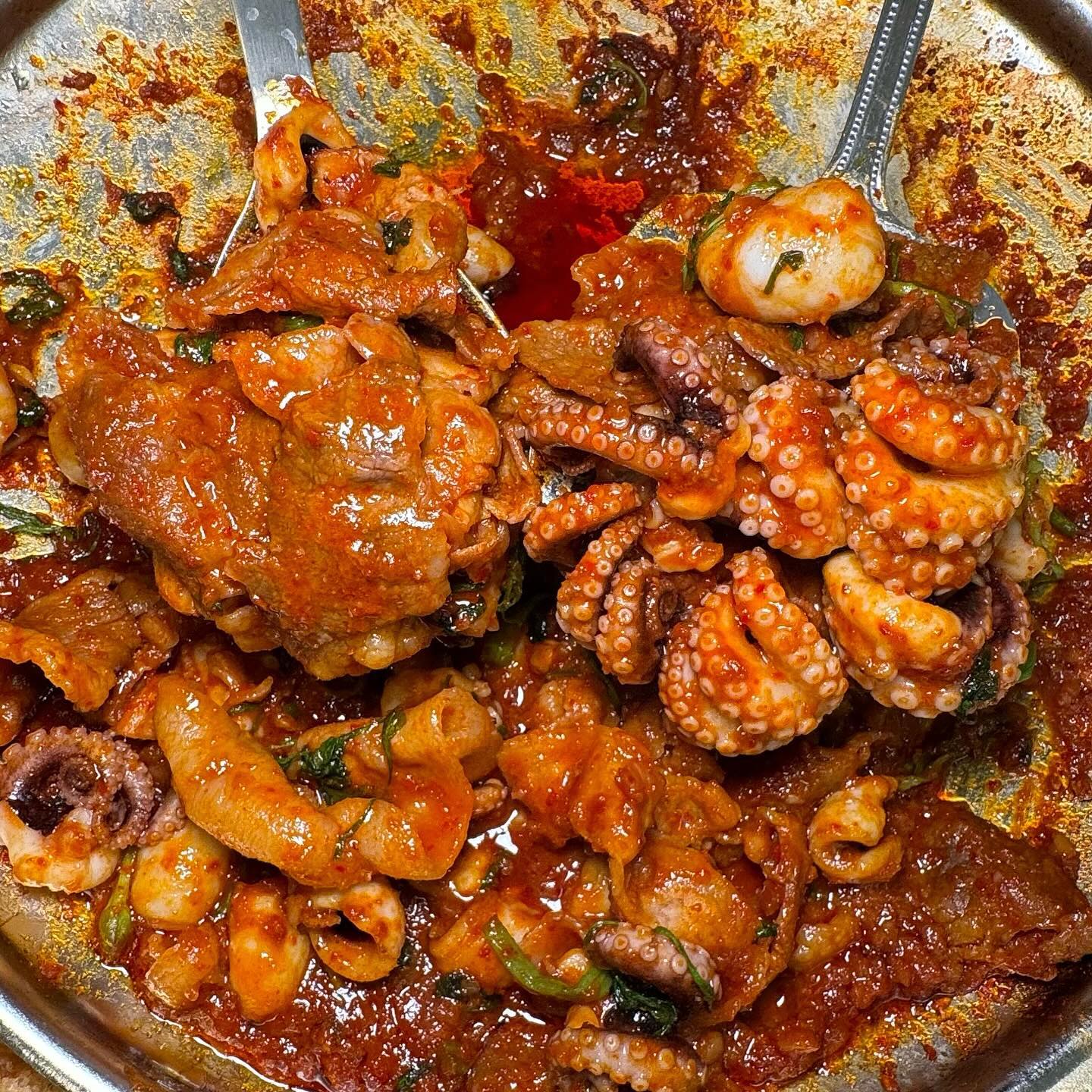 수원 쭈꾸미 진짜 원톱

인계동에 쭈꾸미집이 새로 생겨서
다녀왔는데요!
딱봐도 재료들이 진짜 실해 보여서 좋았는데
쭈꾸미 진짜 역대급 탱탱해서 존맛탱;;;
사장님께 여쭤보니 사장님만의 침지 기술로
퀄리티를 유지하신다구 하더라구요 대박
사이드도 진짜 실하니 꼭 드시는거 추천드려요👍👍

쭈꾸미 2인분 : 28000원
바지락탕 : 8000원
왕새우튀김 : 8000원
감자크로켓 : 8000원
보련 선셋볶음밥 : 6000원

-
🛑#신비옥 
🛑경기 수원시 팔달구 인계로94번길 39-17
🛑수원시청역 6번 출구에서 621m
🛑매일 17:00~23:00(주말은 11:30부터)
(라스트오더 22:00)
-

#인계동맛집추천 #수원시청역맛집 #수원시청맛집 #수원인계동맛집 
#쭈꾸미맛집추천