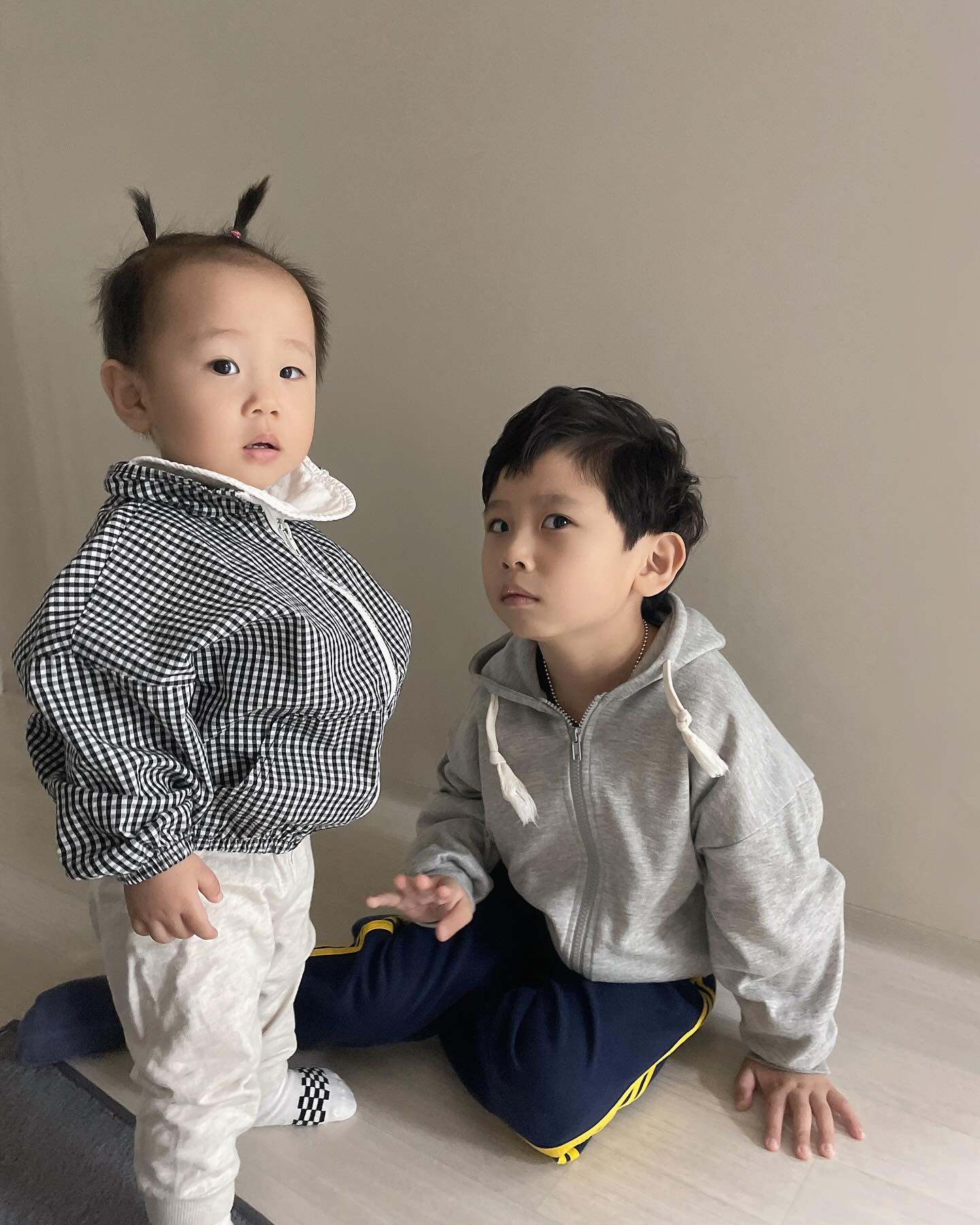 등원모음🫶🏻
.
.
.
#둘이라밖에선어렵더라 #그나마집안에서가능한포토존 
#잠시둘이사진허락해주는시간 #등원기록 #등원룩 #형제룩 #뚜형제