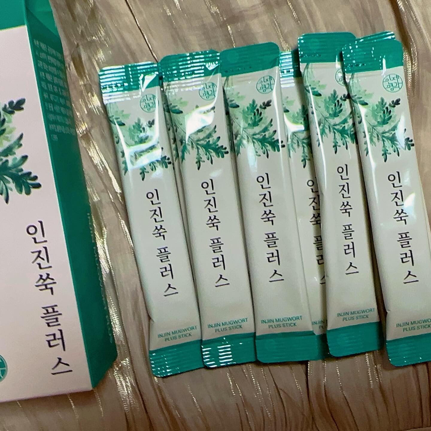 #업체로부터제공받은제품입니다

원데이푸드몰
인진쑥플러스 10ml 10포

V  간 건강에 도움이 되는 
  헛개나무와 밀크씨슬을 더한 프리미엄 건강식품입니다

V  100% 국산 인진쑥으로 안심하고 먹을 수 있어요

V 휴대하기 편리해서 넘 좋아요  가방 쏙  듷어가요 

V 쉽게 뜯을 수 있는 이지컷으로 
  되어있으며, 간편한 섭취가 가능합니다

밀크씨슬을 항상 챙거 먹어요 😁
알약형태의 밀크씨슬만 먹어서요 ~~
이지컷 으로 긴편하게 나온 인진쑥 플러스를 만나니까
물  없어도 삽취 할수 있어요 😁

한잔하고나서 인진쑥플러스 한포

저는 음주할때 아니어도 평상시에도 한포씩 먹고나면 다음날에 일어나는게 가뿐하더라구요👍👍

인진쑥플러스로 간 건강 하세요😀

onedayfoodmall

#원데이푸드몰,#숙취해소제,#인진쑥,#헛개나무,#밀크씨슬추천,#간보호제,#헛개나무열매,#건강즙,#숙취해소법,#숙취해소,#인진쑥즙,#헛개즙,#헛개나무즙