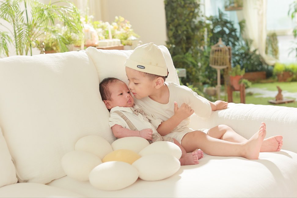 사랑둥이들 엄빠아들로 와줘서 상큐해❤️
_
_

세상에서 제일 소중한 내 보물들
#아들바보 #형제 #형제룩 #뽀뽀
