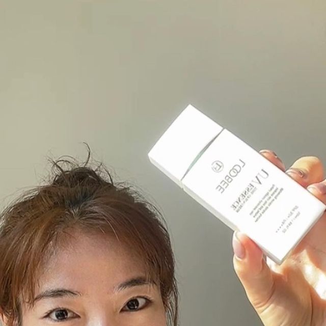  수인 서 on Instagram: "#광고 [LOOBEE] 루비이 에센스 톤업 선크림

햇살이 잘드는집으로 이사후 
의외로 젤 필요한건 바로 선크림!!
비건성분에 98%EWG등급
난 피부에 잡티가 없어서 살짝 톤업 시키는 이유로
화장을 하는데 
루비이 썬크림은 자체로 톤업효과가 있어서
베이스 단계없이 색조? 가능ㅋㅋㅋ
(색조 랄것도 없는 내 화장법ㅋㅋ)
엄청 뽀송한 느낌으로 마무리되서
머리카락도 안달라붙고 끈적이지 않음!!
화장할일 잘없는 나에게 딱 좋은 썬크림이 될듯
다만 계절때문에 뽀송한 썬크림특유의 살짝은 건조함이
느껴져서 기초단계에 유분기 있는 로션을 사용해 주니까
건조한 느낌 없어졌어요 
무튼 집앞 외출용으로 넘 잘사용할것 같아요!!🤍"