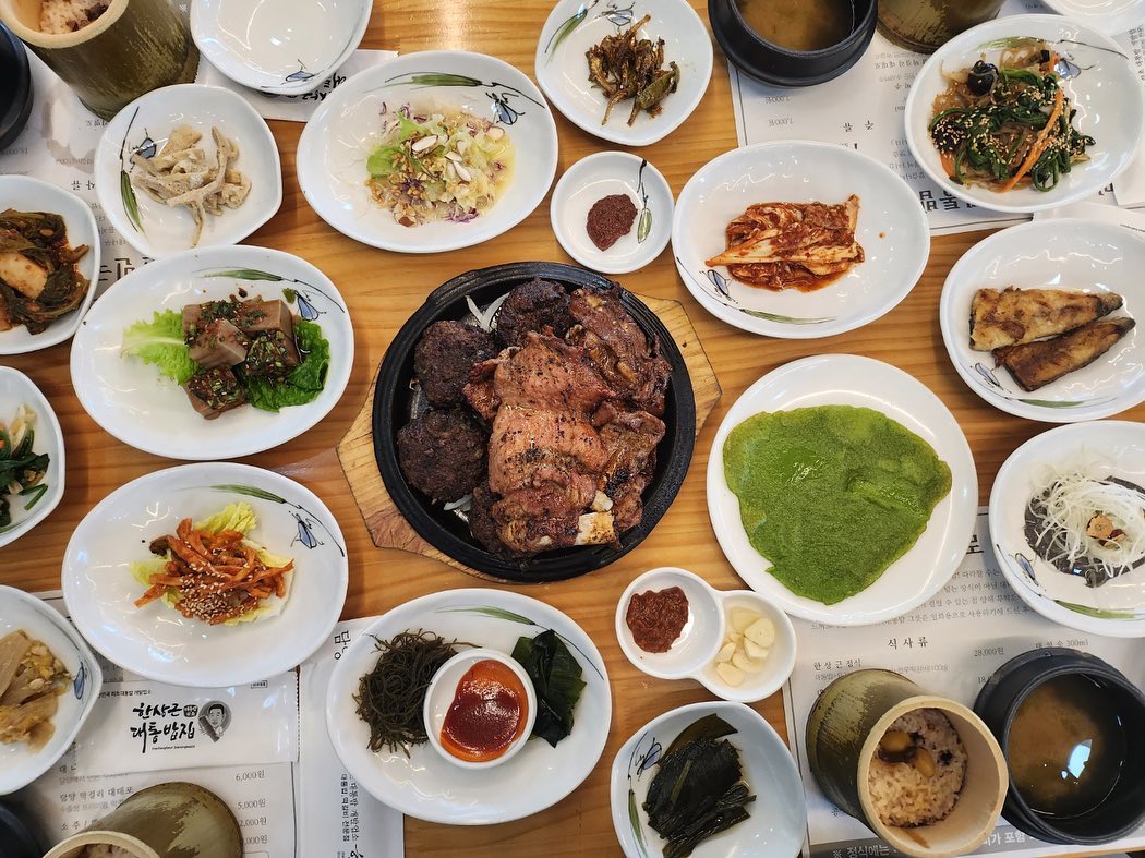 #광고 
#한상근대통밥 

대통밥 좋아하는 제 그녀랑 
담양 드라이브 갈때마다 
꼭 들르는 집이에요 

반찬 정갈하고 이집 갈비도 맛있어서 
주변에서 가볼만한곳 물어볼때 
추천하곤 한다는! 

대통밥 원조 한상근대통밥 
아직 안가보셨다면 꼬옥 가보시는거 
추천합니다요 

#담양한상근대통방 #담양맛집 #담양떡갈비 #담양대통밥 #전남대통밥 #광주근교맛집 #대통밥원조