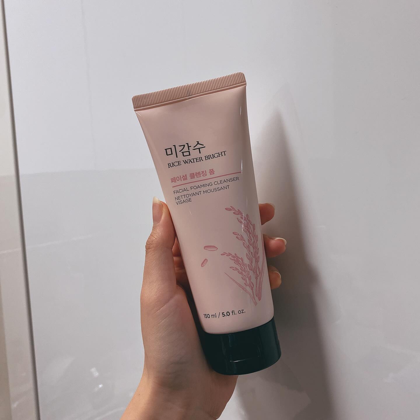 #협찬 #더페이스샵 #미감수
thefaceshop.official
⠀
17년 동안 꾸준히 사랑 받아온 미감수 클렌징폼을 드디어 올리브영에서 만나볼 수 있게 되었당
여기 립앤아이리무버 잘 썼었는데
클렌징폼도 역시나 만족스러움..
쌀뜨물 컨셉의 약알칼리 클렌징폼으로, 푹신하고 조밀한 거품이 피부를 말끔하게 클렌징 해주면서도
세안후 당김이 거의 없어서 좋은 제품👍
요새 맨날 쓰는중➰
⠀
⠀
⠀
⠀
#미감수폼 #쌀뜨물폼 #K클렌징 #세정력 #뽀득클렌징 #약알칼리폼 #갓성비 #거품 #촉촉 #깔끔세안
