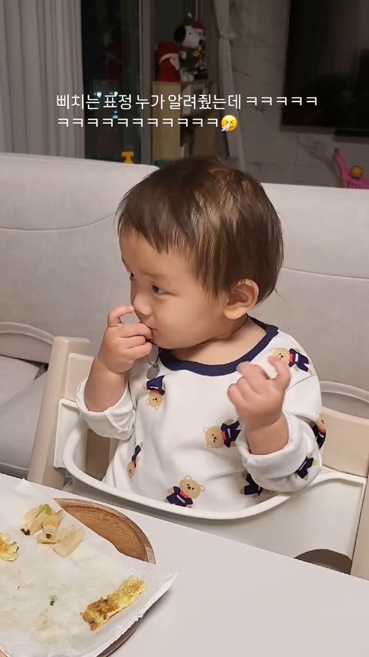 👩🏻: 목걸이 물지마!! 👶🏻: 흥!!!흥!!!!!!!