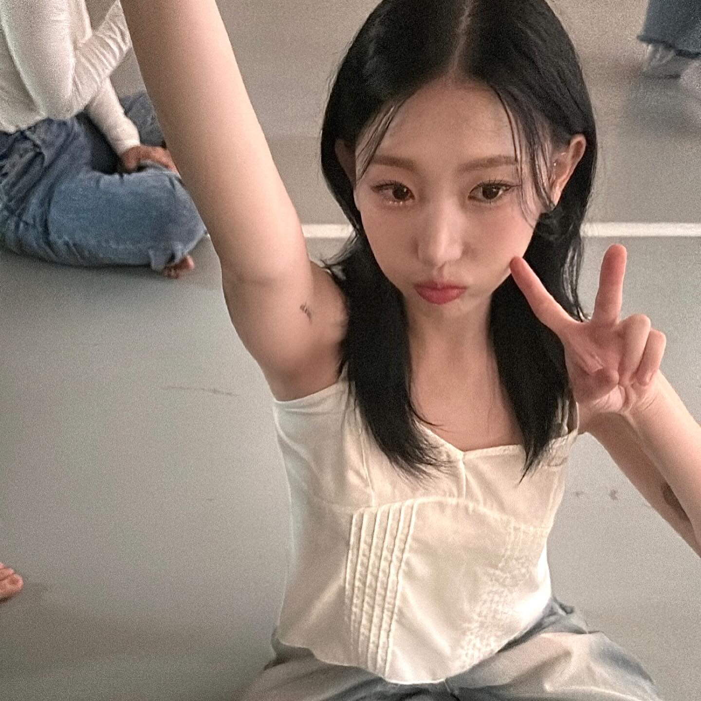 앞머리 자르고싶은데 말려줄 human
