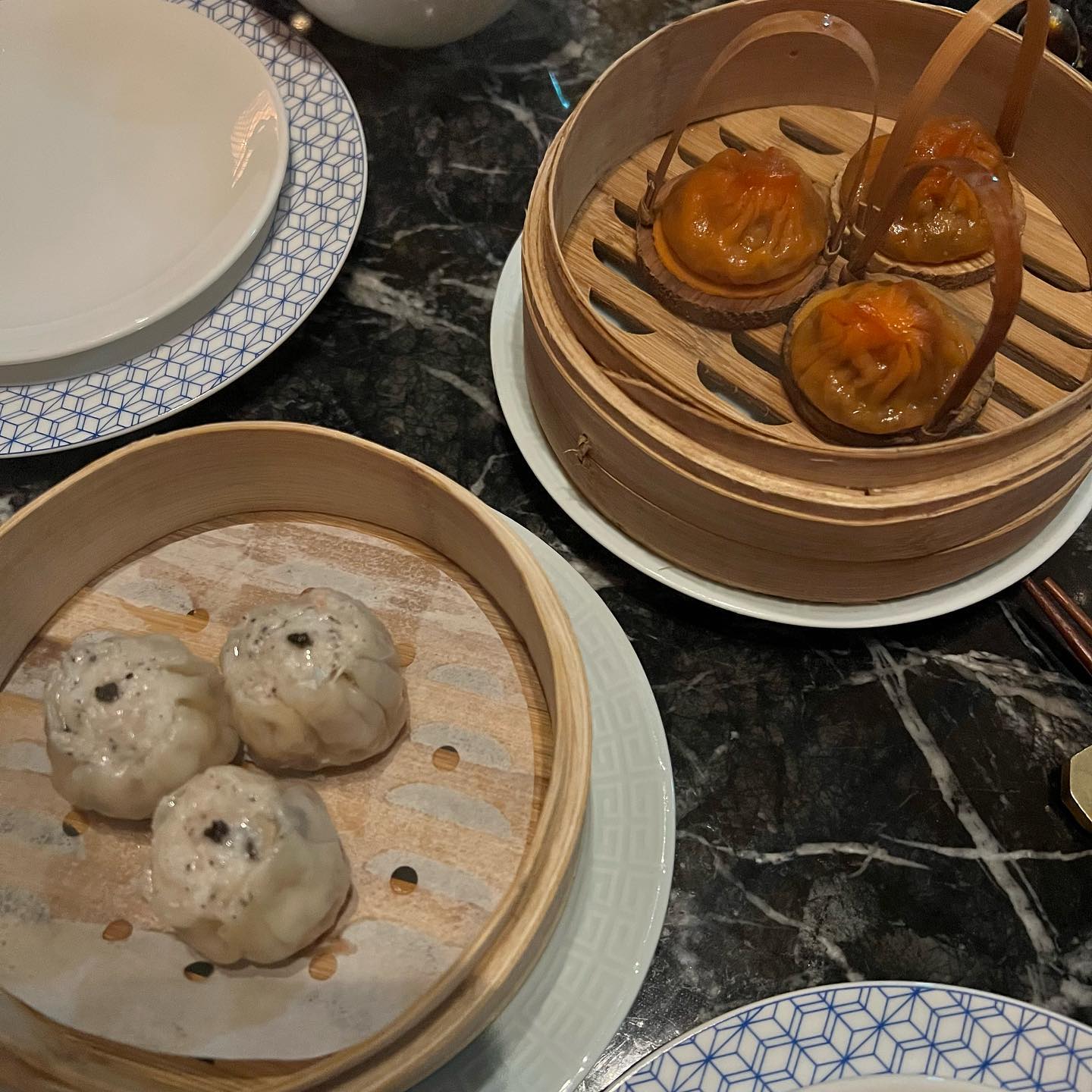 [반포동 맛집] _ MOTT 32 SEOUL🇨🇳

모트32는 싱가폴이랑 두바이 등 해외에도 있는 레스토랑이에여~
모던 상하이식 레스토랑으로 인테리어도 고풍스럽고 약간은 어두운 조명아래 도란도란 얘기하면서 먹기 딱좋은 분위기 갑 맛집!
단체 모임에도 좋고 중국이 그리울 때 가끔 가면 좋을 듯.
모트 시그니처 북경오리는 3일전 예약필수!

<주문한 메뉴>
해산물 산라 소룡포, 블랙트러플 메추리알 샤오마이, 북경오리, 새우볶음, 어향 가지 볶음, 사천식 탄탄면, 코코넛 찹쌀 망고 롤

딤섬도 맛있었지만 탄탄면이 제일 맛있었어여!!
그 중 최고는 북경오리😋
새우볶음이랑 어향가지볶음은 쏘쏘~
디저트로 궁금해서 시켜본 코코넛 찹쌀 망고 롤은,, 그저그랬구여 괜히 시킴.
다음엔 베이징덕 3일전 예약해서 시그니처로 먹어볼까봐요 유후~😘

#반포맛집 #강남맛집 #mott32 #싱가폴맛집 #두바이 #북경오리 #베이징덕 #딤섬맛집 #중식당 #탄탄면 #중식맛집 #모트32 #두바이맛집 #상해맛집 #서울맛집 #서초맛집 #고속터미널맛집 #chinesefood #koreanfood #吃貨 #소룡포 #샤오마이