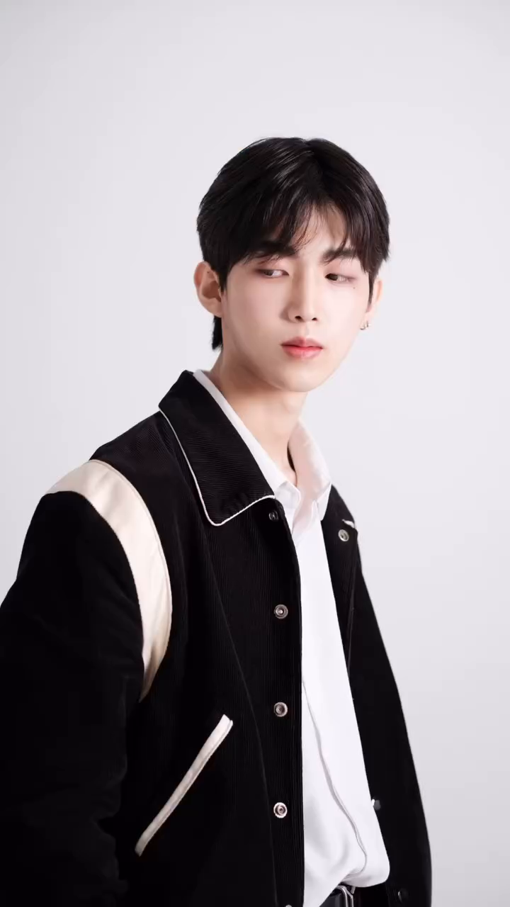 자세 왜 저래..?