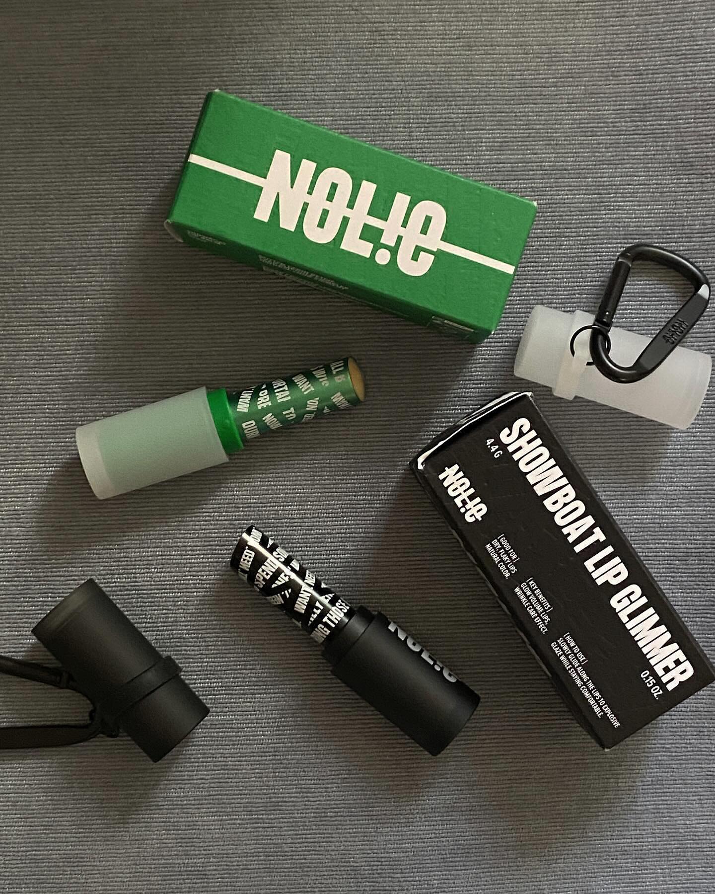 #협찬 nolie__official 

노우라이 립 글리머와 립 밤 
립 글리머는 5가지 컬러로 구성되어 있고 
사용했을 때 엄청 부드럽게 발려서 너무 편하더라구요 :) 

행잉고리가 달려있어 키링처럼 
사용할 수 있어 또 좋은 것 같아요 💚🖤 

📍쇼보트 립 글리머 
센서리 | 키링립스틱 | 
윤광앰플 | 주름 개선 기능성 

로즈핑크 컬러, 뉴트럴톤 무드

립밤은 입술의 온도에 따라서 
컬러가 입혀지는데 자연스런 생기가 더해져요 

📍쇼보트 립 밤 
버브 | 버터세린 립 밤 | 고보습 멜팅 밤 
주름개선 기능성 

영양&보습 케어 | 쉬어 네추럴 컬러 

#노우라이 #NOLIE #nolie #쇼보트립글리머 #쇼보트립밤 #키링립스틱 #선물추천 #립스틱추천 #립밤추천