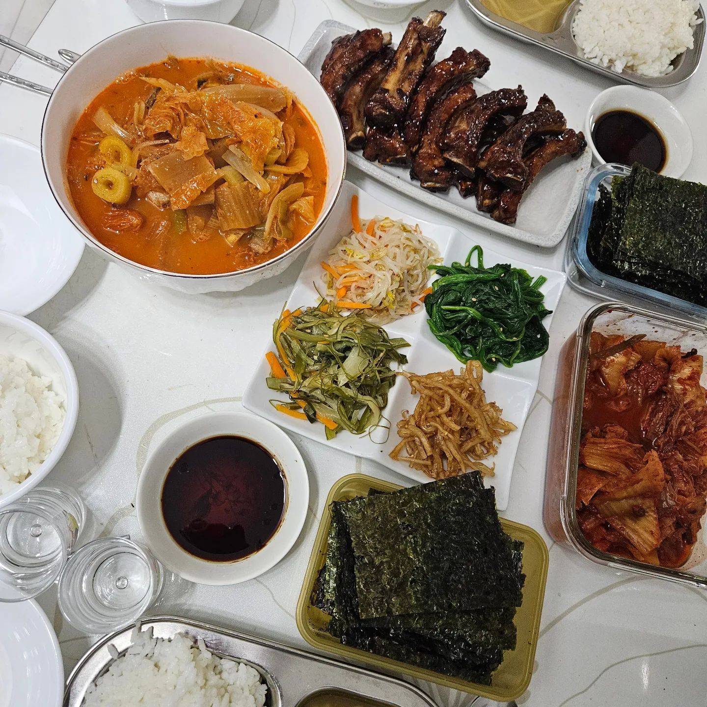 어제저녁😋 꽁치 김치찌개 ,등갈비

어제는 왔다갔다 정신줄 빼고 스트레스 받고
난리도 아닌 어제🤣🤣🤣
쭈자매 집에 머있는지 확인하고는 
뜯어먹는 고기 드신다고ㅋㅋ

신랑하고 반주로 한잔하고 기분풀기🤗
