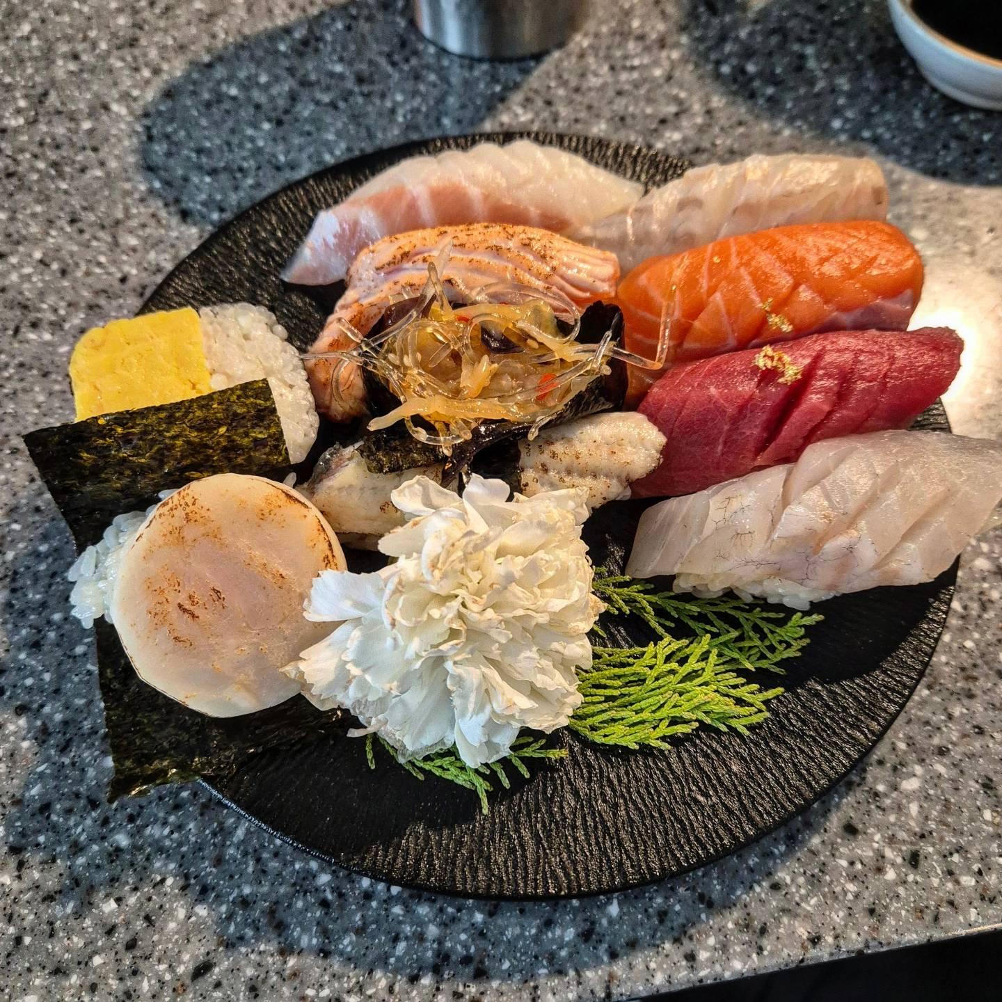 #대구핫플#대구맛집#스시맛집

두툼한 식감좋은 스시가 먹고 싶을때
추천할만한곳!
두툼한 횟감이지만 부드럽고 적당히 쫄깃한 식감.
밥알이 좀 꼬들한편었건것 같다.

바테이블쪽에 앉게되면 서비스로 사시미도 제공해주신다

미리 예약을 하고 방문해야 하는곳으로 인기가 많은 맛집이었음

#무화식당
❣️대구 중구 국채보상로 685-22
⏰️12시~19시30분 
*브레이크타임 있음*
🚗매장앞 주차가능
