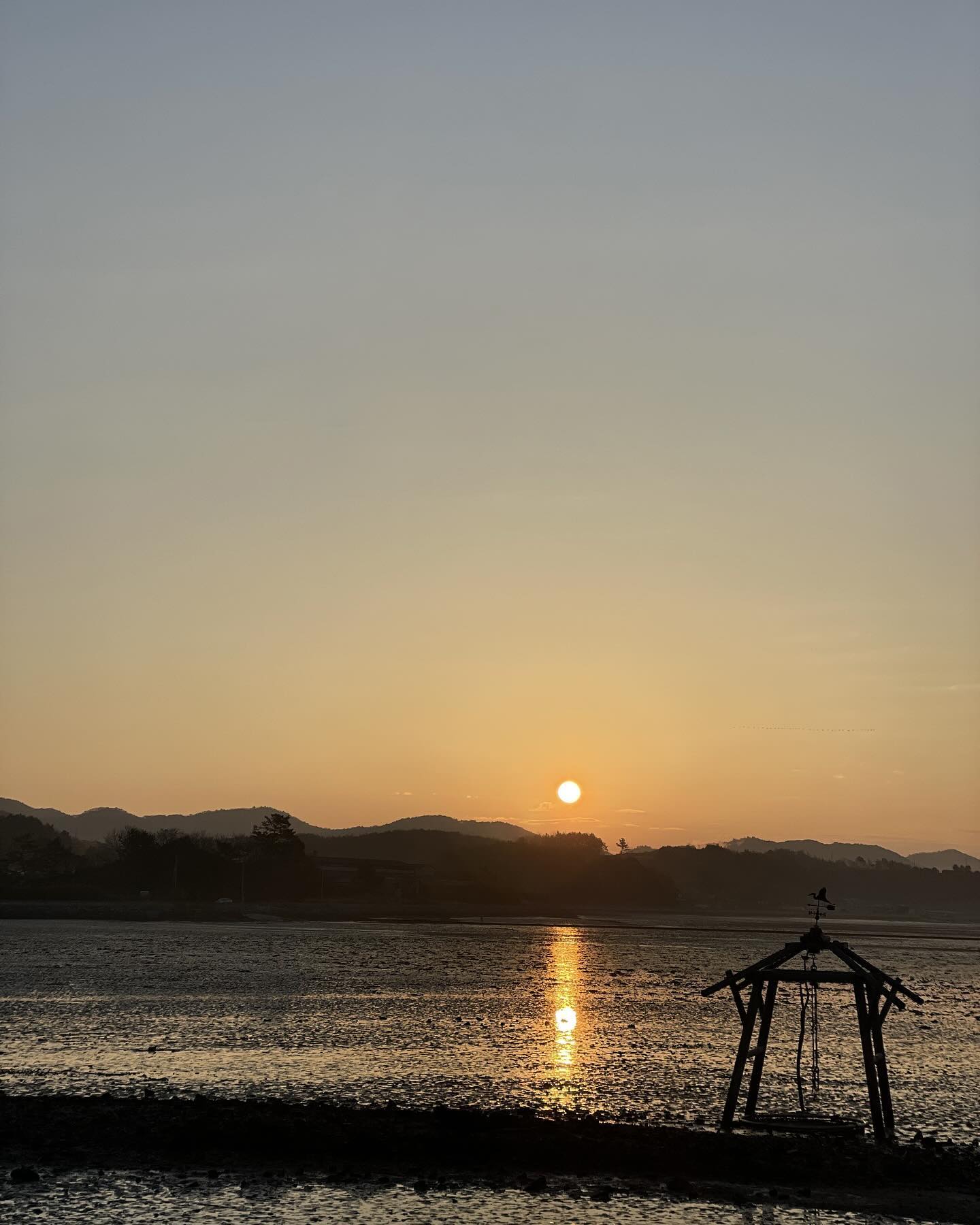 *
혼자 20분쯤 서있었더니 ☀️까꿍!
어찌나 눈이 부시던지 시력 잃을 뻔🥲

겨울인지 헷갈릴 정도로 춥진 않았지만,
눈부신 해보며 소원을 빌었다.

#모두행복해져라
#새해복많이받으세요 
#2024 #갑진년