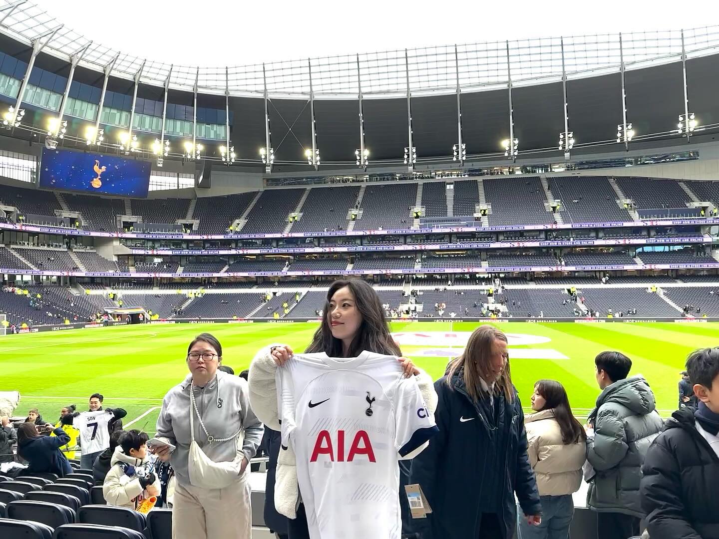 #토트넘훗스퍼
신혼여행D+10
23.12.31 토트넘 훗스퍼 구장 입성🏟️

⚽️ 토트넘 VS 본머스 ⚽️

프리미엄석 야무지게 구매완…! 

3:1 승리 ; 쏘니 12호골까지 완벽!! 

아 근데… 선수들 싸인 기다리다가 유니폼 마킹 못함
하.. 똥멍청이
.
.
.
#토트넘 #경기장 #입성 #토트넘훗스퍼⚽️ #본머스 #23년 #마지막 #경기 #신혼여행 #영국 #런던 #축구