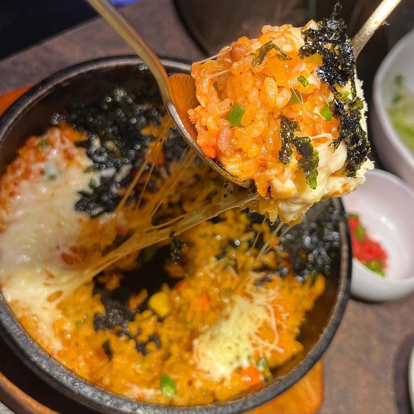 핫플중에 핫플🔥 미래회관 한남점
육즙터지는 숙성 한돈 먹고싶은사람 모여라💁‍♀️💕

#미래회관한남본점 에서 먹플루언서 파티가 있었는데요🔥
선장님을 비롯한 다른 먹플루언서 동기분들 다른 기수분들
보는 자리라서 너무 신기하고 즐거웠어요😸

와인과 페어링하는 부드러운 숙성육은 말그대로 예술!!
어느 레스토랑에서도 맛보지 못한 풍미가득 육즙가득..😸

직원분들이 친절하게 전부 구워주시고
부연설명과 함께 고기랑 명란젓, 와사비, 고추지, 궁채, 명이나물 등등등
이것저것 같이 올려 먹으니 계속계속 들어갔어요♥️

신기하게 철판 같은거에 곁들임 야채를 주시는데,
숙주,꽈리고추,버섯이 살짝 조리돼 있어서 같이 먹으니 넘 별미였어요.
야채 왕창 먹을 수 있어서 좋았답니다👍👍👍

요새 핫한 크러쉬맥주도 같이 마셨는데,
병만 예쁜게 아니라 맥주맛도 넘나 시원하고 좋더라고요💙
탄산이 낭낭하고 부드러워서
고기랑 딱 잘 어울리고, 맥주도 게 눈 감추듯 사라졌어요 ㅋㅋㅋ

사이드로 시킨 미래짜글이는 두툼한 고기 왕창 넣어주셔서
풍미가득하고 길~게 녹진~하게 끓인 김찌맛 이랄까😸
완전 레오맘 서타일 이었어요.♥️
짜글인데도 국물이 낭낭하게 있어서 안주로 떠먹기도 딱 좋았어요!

고급진 인테리어에 세련된 고깃집을 찾으신다면
무조건 미래회관으로 달려가세요🏃‍♀️🏃‍♀️💨

한남점은 2층도 대관이 가능하니, 단체모임하기 너무좋아여!!
심지어 환풍시설도 너무 잘돼있어서 고기냄새 베일 걱정 노노🙅‍♀️
친절하신 직원분들 덕에 기분좋은 하루 보냈어요♥️

😸
레오맘 PICK!
미래세트(3~4인) 93000원
미래짜글이공기밥 10000원

‘미래회관 한남본점’
📞02-790-1999
영업시간
월~금 17:00 ~ 23:00
Last order 21:30
토,일 12:00 ~ 23:00
Break time 15:00 ~ 16:30
Last order 21:30
발렛,주차가능
서울 용산구 대사관로31길 29 1층