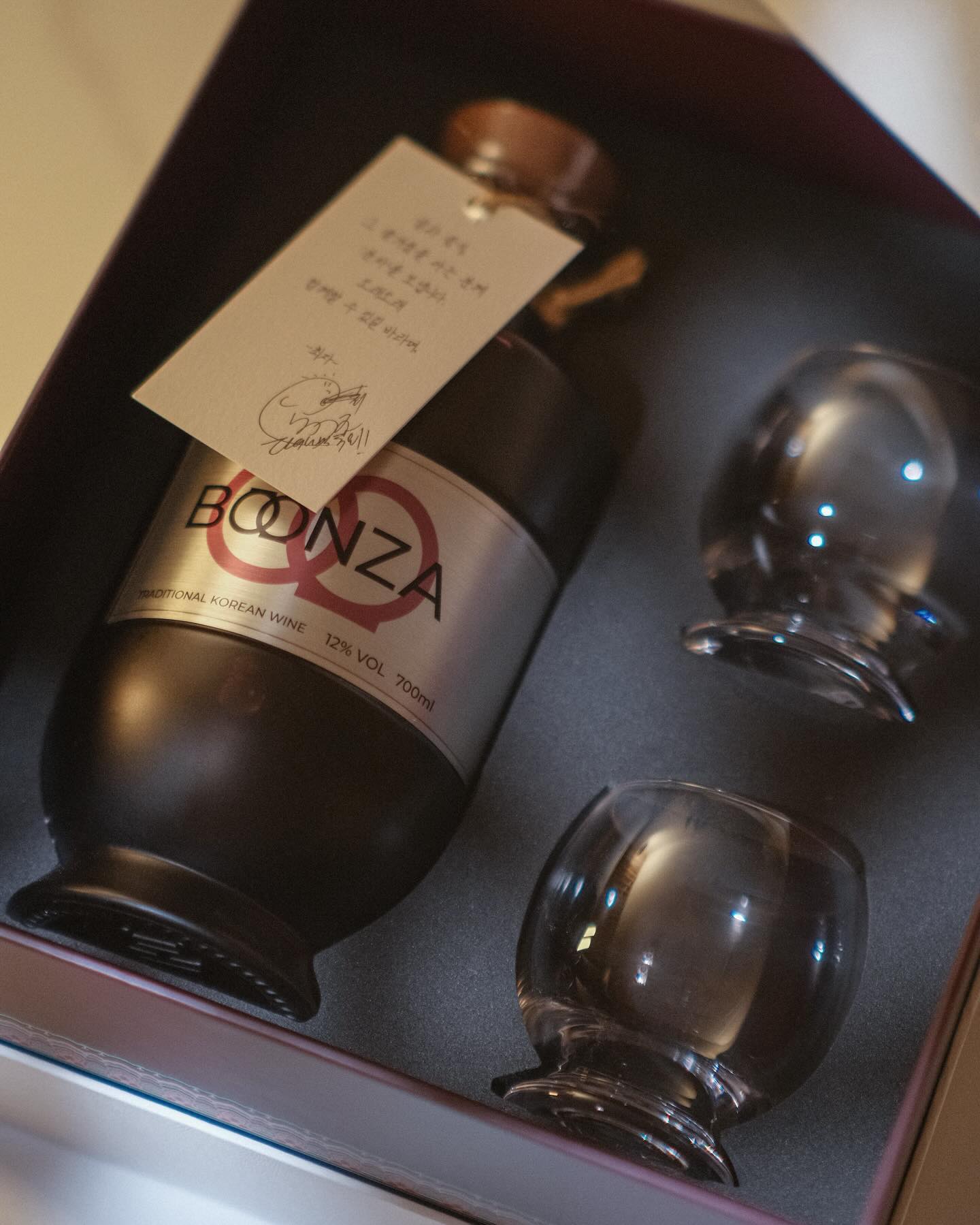 #분자

프리미엄 복분자 주 ’BOONZA‘
700ml, 12도

시트러스한 산미에 복분자, 사과 과실향이 가득해서 너무 맛있고✨
특히 한식이랑 너무 잘 어울리는 술🍶

잔이 들어있는 기프트세트인데, 잔이 너무 귀엽습니다.

분자에서 새해 선물로(?) 보내주셨습니다.
감사합니다 :D 
⠀
#분자
#🍶
#전통주
#술스타그램
⠀⠀
⠀
-
boonza.kr 
#복분자 #복분자주 #🍷#boonza 
#wine #blackraspberry #blackraspberrywine 
#최자 #복분자주🍷 
#ウイスキー
#ウイスキー愛好
#위스키바이블 #위스키그램 #follow #선팔 #맞팔