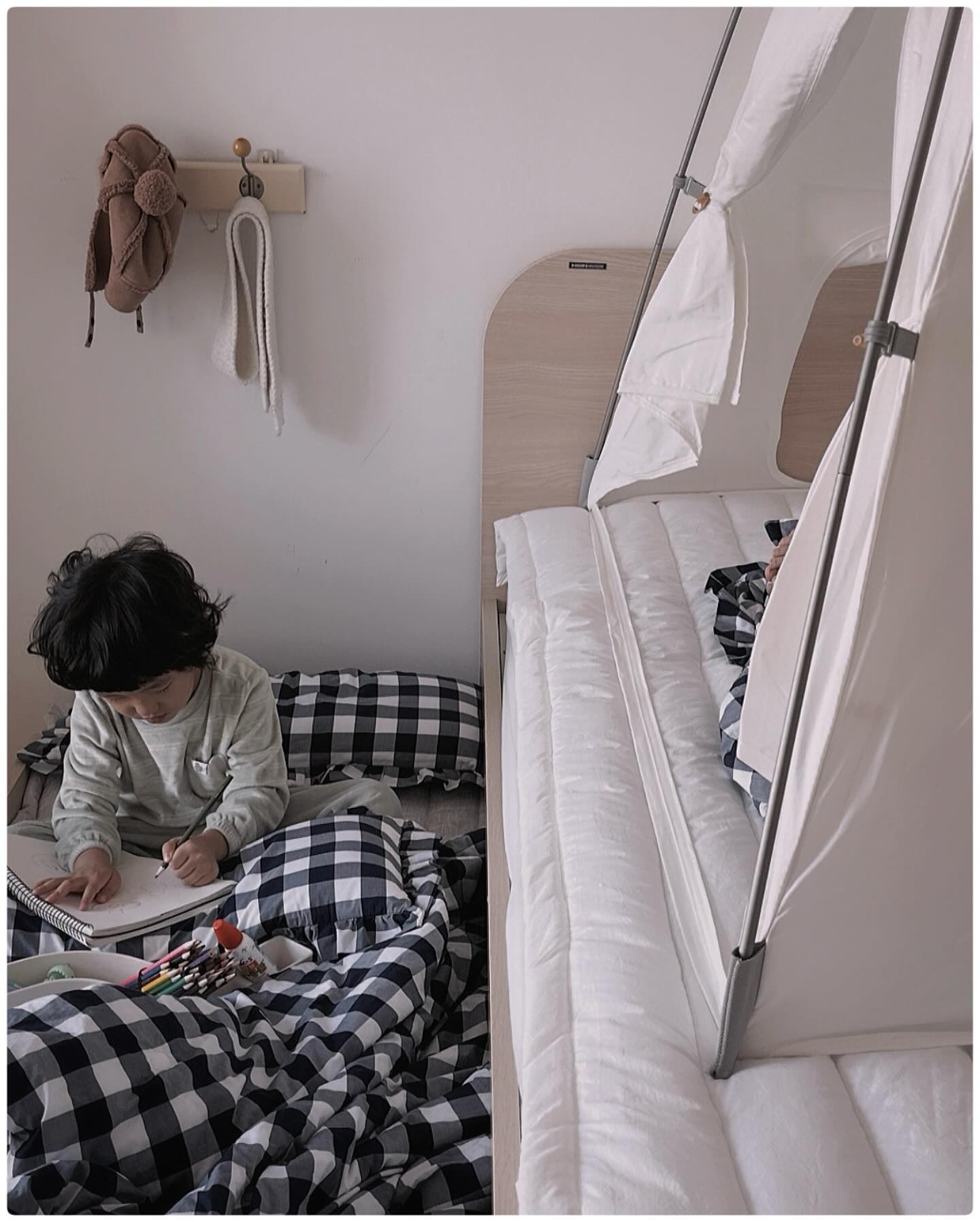 _
이불은 피부가 직접 닿는 부분이기에 특히 아이들 이
불을 선택함에있어 좀 더 꼼꼼히 따져보게 된다 몽레
브 베딩은 모든 공정이 국내에서 진행되고 직접 사용
한 후 출시하는만큼 신뢰가 간다 그냥 면100%가 아
닌 패드, 이불, 베개커버 모두 무형광테스트 0 . 보송
하면서도 가볍고 포근해 사계절 사용 하기에도 좋고,
무엇보다 색감과 패턴이 세련되고 예뻐 한 눈에 반해
버린 이유다 차렵이라 세탁도 간편해 만족 그이상.아
이들이 이불속에서 도통 움직일줄을 모른다

🏷️ 몽레브 classic navy check bedding (네이비)

#몽레브 #몽레브베딩 #키즈이불 #어린이이불 #어린이침구 #낮잠이불 #차렵이불 #베이비베딩 #키즈베딩 #아이가사는집 #아이방꾸미기 #키즈룸