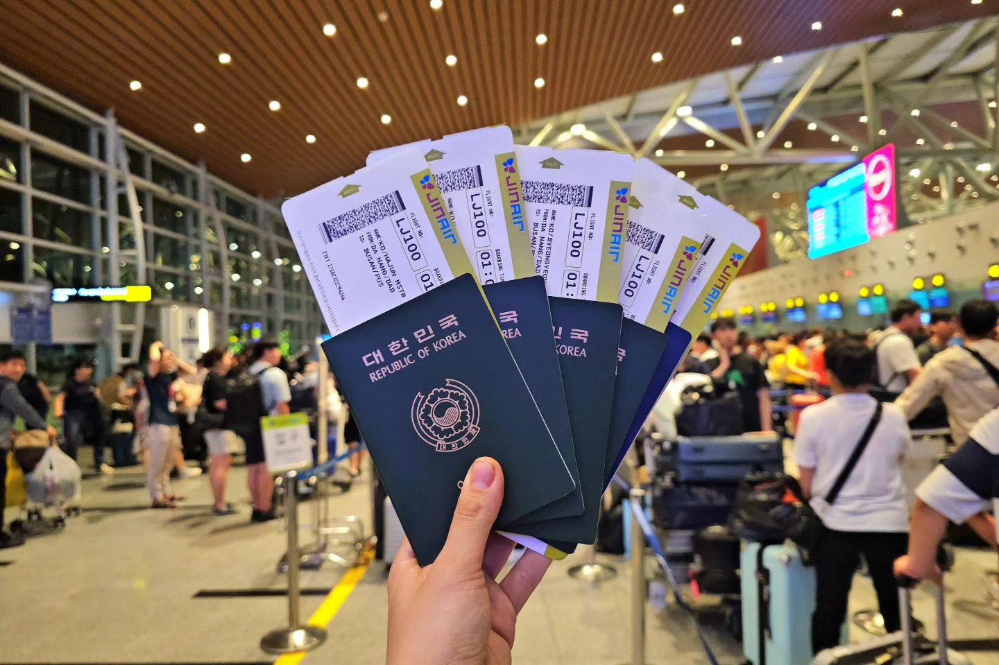 #베트남다낭자유여행
다섯번째날🏖

바나힐 갔다가 다낭공항 도착해서
새벽 1시반 비행기 타고
부산에 아침 7시반 도착❣️

밤새 비행기에서 잘 자줘서
별 무리 없이 잘 도착하고
순천까지 잘 도착!!!!
행복했던 기억 끝~😘
그 다음엔 어디로 떠나볼까?

#베트남여행 #다낭여행 #다낭3박5일여행 #다낭자유여행 #진에어LJ099 #김해공항 #다낭국제공항 #푸라마리조트 #다낭푸라마 #다낭푸라마리조트 #푸라마리조트오션스튜디오스위트룸 #다낭첫번째날