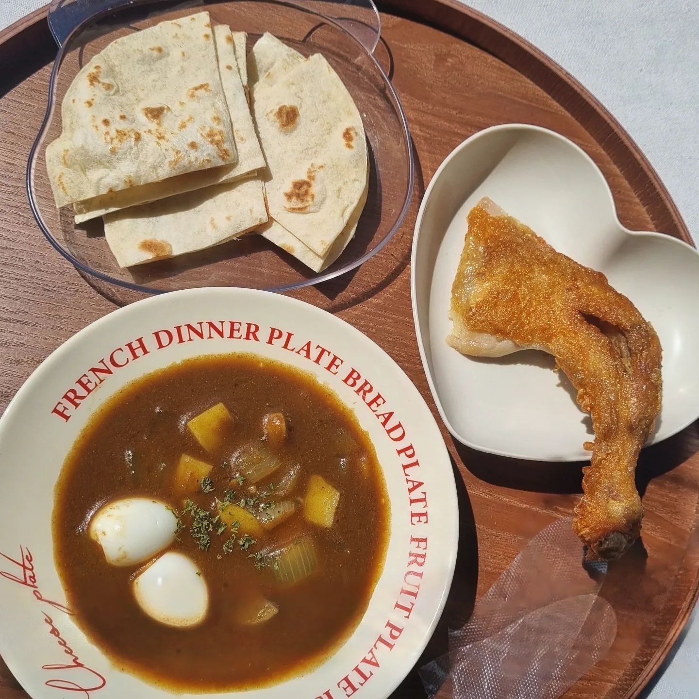 샘표 티 아시아 키마커리와 
그리고••• 탄두리 대신 옛날통닭

탄두리치킨이요?
동네에 이렇게 편하게 파는데 탄두리를 언제 튀기나요 :> ㅠㅠ
대신 사 온거라 염지가 되어있어 한 조각만 딱 먹었어요

아이 참 이제 염분의 맛 싫은데
새미가 준 커리랑 난 먹어야해서 어쩔 수 없이 묵는다~

- 샘표 양념키트 야무지게 활용 중