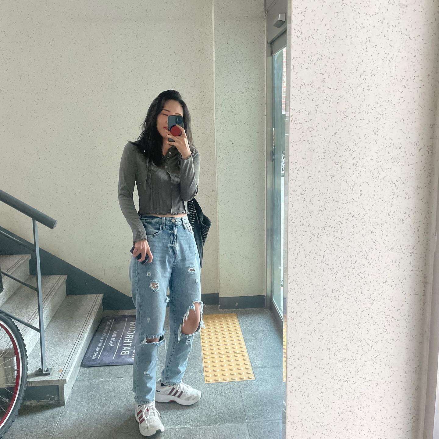 회사에서 삶의 낙에 대해 나눴다.
#셀카 #셀피 #셀스타그램 #셀카그램 #selfie #전신샷 #스니커즈 #스니커 #sneakers #오오티디 #ootd #나이키 #아디다스 #nike #adidas #데일리룩 #맞팔환영
