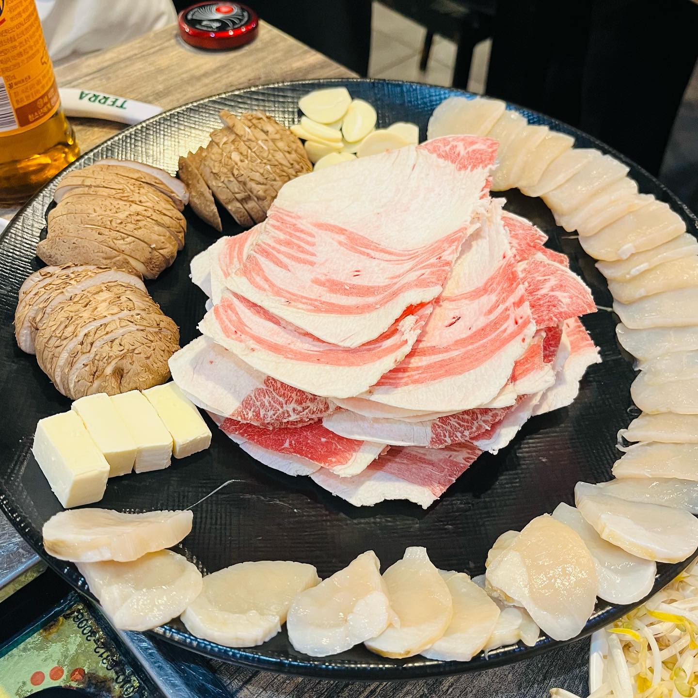 신포시장맛집 통큰조개찜

🫧신포역 3번출구에서 도보로 7분거리에 위치한 통큰조개찜
  인천 차이나타운, 월미도에서도 가까운 곳

🫧매장 내부가 엄청 넓어서 회식장소로도 모임장소로도 추천!

🫧겨울은 역시 조개구이의 철❣️조개를 즐기고 싶지만 너무 춥다면!? 따뜻한 곳에서 조개찜과 삼합, 석화찜등 다양한 해산물을 즐길 수 있는 통큰조개찜

🫧버터에 키조개, 차돌, 버섯, 숙주, 마늘을 구워 같이 나오는 깻잎이나 명이나물에 싸서 먹는 삼합❣️

🫧양도 많고 가성비도 좋아 술 안주로 최고의 조합🩵

🫧한쪽 틈에 버터를 칠 한 후 계란찜까지 부워주는 센스👍🏻

🫧직원분들도 친절하게 먹는 방법까지 설명해주셔서 더욱 기분 좋은 곳

🫧이 외에도 간단하게 즐길 수 있는 칼국수, 멘보샤, 오징어순대등의 안주들도 많으니 삼합이나 조개찜으로 배를 채우고 2차까지 달리기 가능한 통큰조개찜🤍

🫧주소 : 인천 중구 신포로23번길 6 중구 중앙동4가  1-5

🫧영업시간 : 월 - 토 12:00 - 02:00 
  일 12:00 - 24:00 (매달 1,3번째 월요일 정기휴무)

#신포동조개찜 #동인천조개찜 #신포역맛집 #신포동조개찜 #통큰조개찜 #통큰조개찜신포점 #동인천맛집 #신포시장맛집 #먹팔맞팔