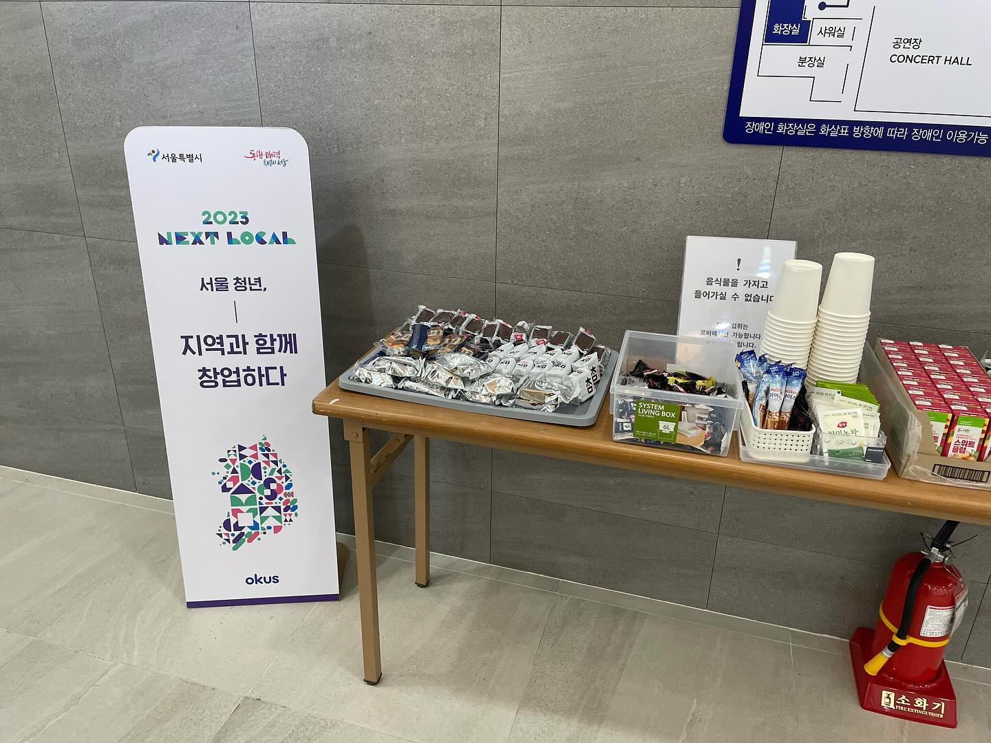 분명 20살이 되던 때에는 
10년이 지나도 노래하는 인생을 살거라 생각했었거든영
근데 정신차려보니 MD를 하다가
갑자기 요리를 하고 있더라구영
이제는 더 어려운 길을 가고있어요
대단하다고 하는 사람도 있고
굳이 왜 그런길을 가니 걱정해주는 사람도있어요
솔직히 참 어렵고 힘들긴 해요.
제 맘대로 되는 일이 없거든용
그래도  그 어려운걸 해내고 있습니다.
다들 제가 어디서 뭐하고 사는지 궁금해 하시길래
어제부터 급작스레 근황을 올려봐요 후후
잘 살아 있어용 :D
응원해주시는 모든 분들께 성공해서 보답드릴거니까 부디 저를 잊지말아주세영 ❤️❤️