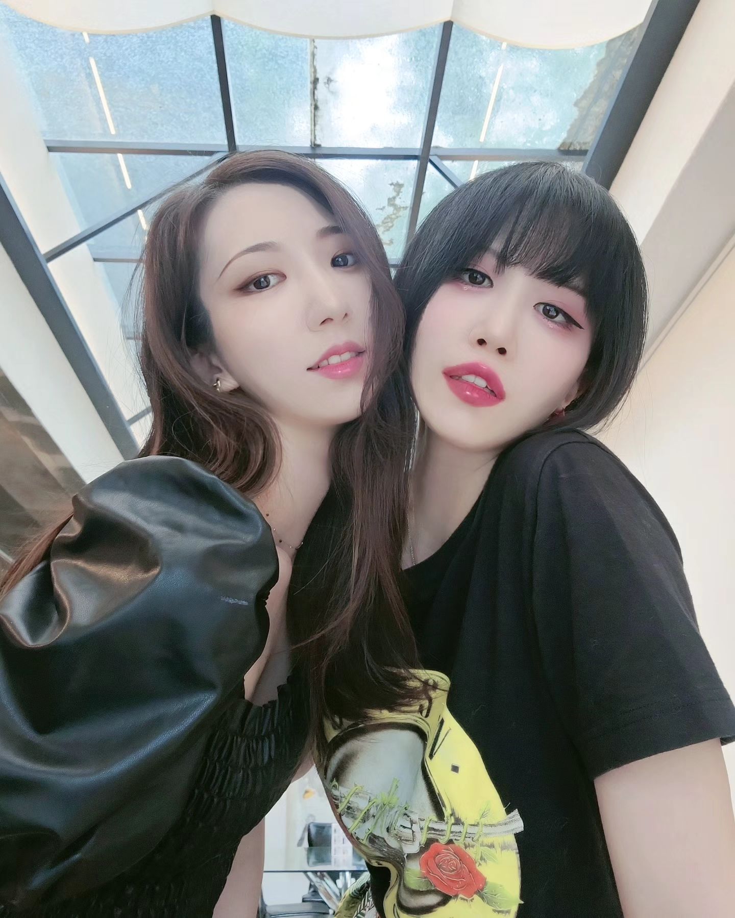 2023년 여름🍭 선영이 잠시 한국 들어온 기념, 할머니&엄마&이모랑 선영이가 가고싶다한 카페에서 요로케 추억 남기기📸 (4번째 사진?)
🕶
🕶
🕶
🌹
🕶
🕶
🕶
#브런치카페 #샹들리에카페 #르뱅포레 #광나루카페 #카페사진 #자매샷 #자매스타그램 #사촌동생 #가족사진 #스타일링 #패션코디 #데일리메이크업 #여름코디 #가영누나 #가영언니 #kbeauty #koreanbeauty #koreanmakeup #kmakeup #kstyle #koreanstyle #koreanfashion #kfashion #koreangirls #koreanfamily