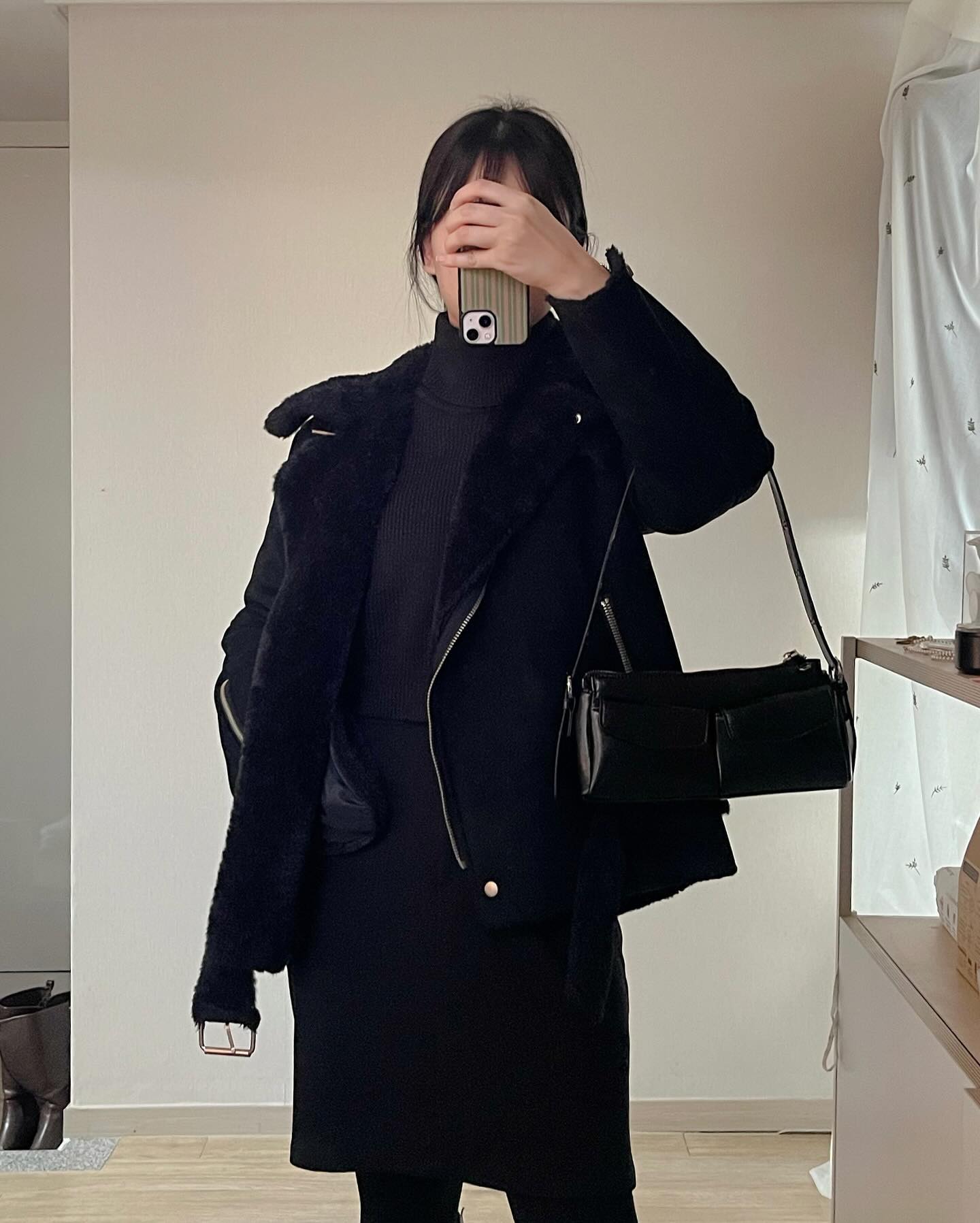 #까마귀데이 #데일리룩 #올블랙코디 
hoda_00__ 인님의 까마귀데이 저도 동참해봅니다 🤭 까마귀 되려고 악세사리도 안 한..🤣
.
.
.
#롱부츠코디 #무스탕코디 #데일리패션 #여자데일리룩
