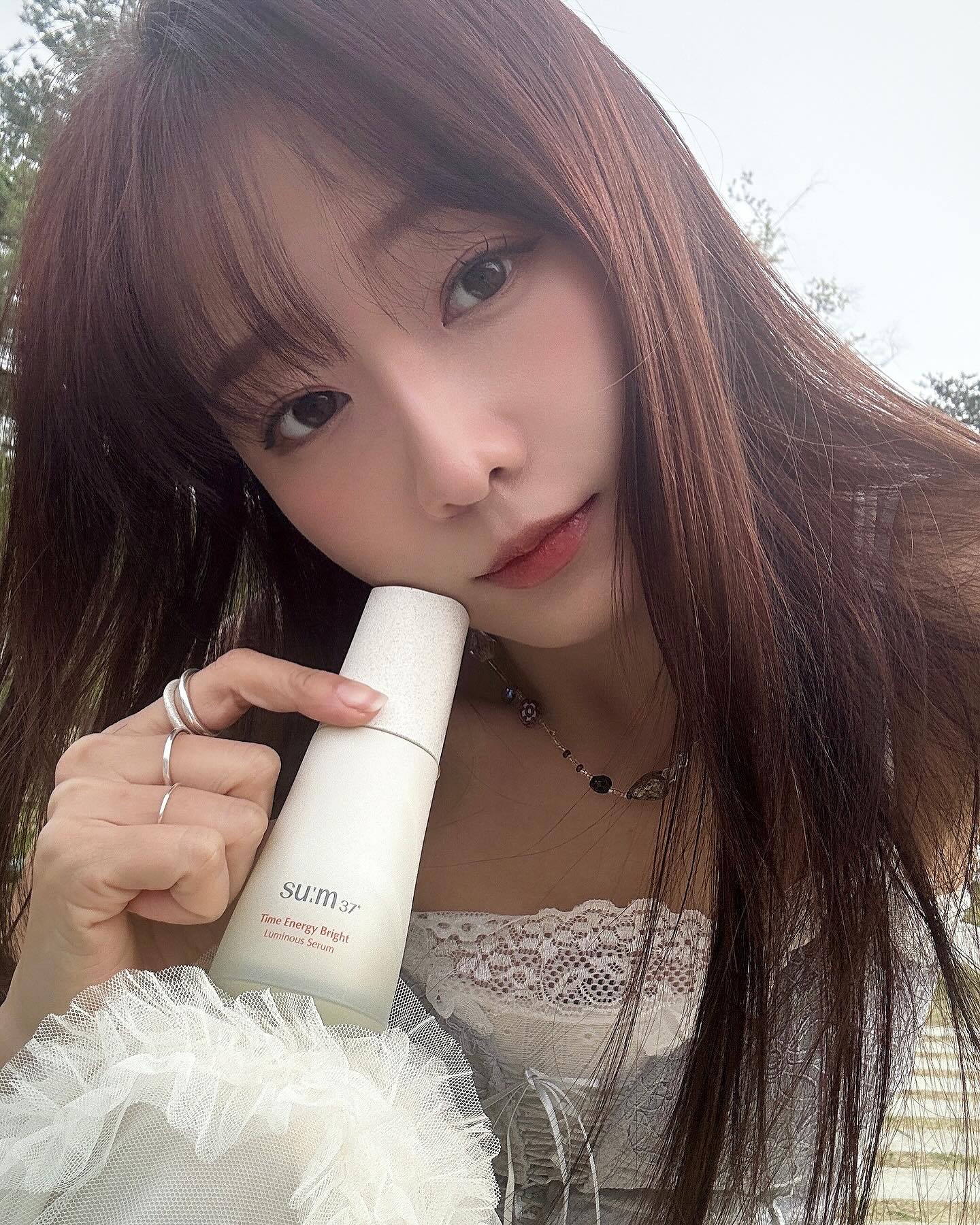 매끄럽게 빛나는 피부를 위해 관리해야 할 것들?
모공, 결, 광채, 톤, 잡티, 각질, 다크스팟... 🥹

7일만에 개선 효과를 부여한다는 숨37세럼을 사용해봤어요!
매끄럽고 투명하게 빛나는 이슬 피부를 완성하는 멀티 브라이트닝 세럼으로 민감성 피부 대상 저자극 테스트도 완료하였다고 해요!
바르자마자 광채 미쳐쏘요,,💕 
역시 발효하면 숨37º, 좋은 원료와 발효 기술, 그리고 비타민까지 합쳐지니 최고 아니겠어요〰️💛
빛✨나는 피부를 위한 이번 시즌 세럼으로 당첨! 

#숨37 #sum37 #타임에너지브라이트 #타임에너지브라이트세럼 #흠결세럼