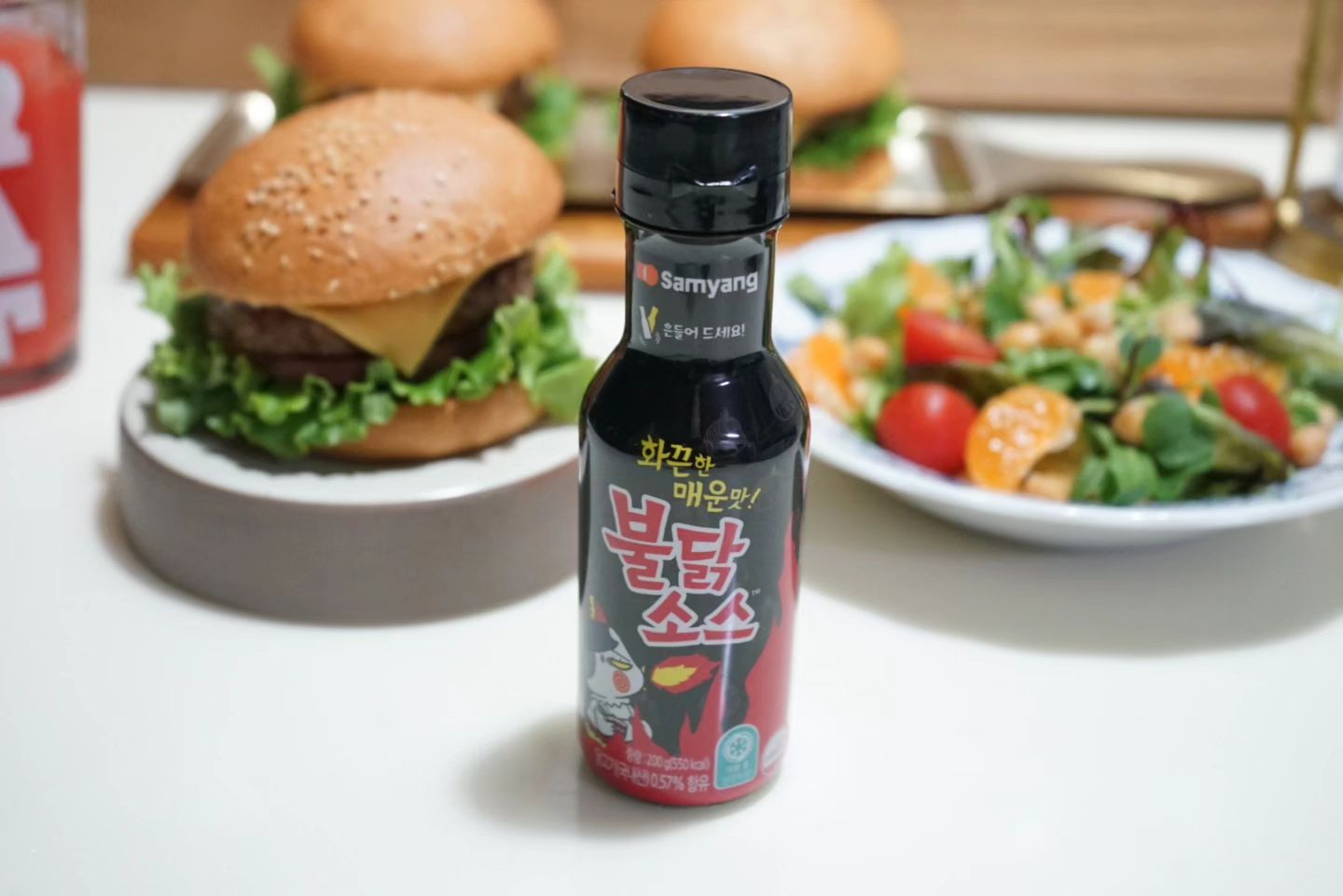 #협찬 #삼양식품 #불닭 브랜드에서
불닭 먹방 챌린지 Fire noodle challenge에 이어
글로벌 캠페인 PLAY BULDAK을 선보이고 있는데요

오늘은 저도 불닭 룰렛 즐기고 싶어 홈파티 준비했어요
떡갈비로 햄버거 만들었는데요
소스는 매콤하게 불닭소스 섞어서 빵에 바르고
로메인,토마토,떡갈비,치즈 순으로 올리고
음식 준비해서 룰렛게임하며 불닭소스 뿌려 먹기ㅋ

How to Play with Buldak! 
불닭으로 어떤 놀이도 할 수 있어 진짜 어떤 놀이든!

🔥불닭룰렛🔥
1. 테이블 가운데 불닭 룰렛판과 불닭 소스통, 다양한 음식 아이템들을 준비합니다
2. 가위, 바위, 보를 통해 룰렛을 돌릴 순서를 정하고
3. 순서대로 룰렛 판 가운데 올려 있는 불닭소스를 돌려 해당 칸의 제품을 획득 / 또는 미션 카드를 뽑아 미션을 수행합니다 (미션 수행 후 다시 한 번 룰렛 기회)
4. 각각 3번의 기회가 주어지고, 각자의 불닭룰렛 콤비네이션을 만들어 봅니다

소프트 아이스크림에 불닭소스 조합 왠지 맛있을 듯ㅋ
탕후루에 불닭소스도 잘 어울릴 것 같아요
불닭룰렛 저도 해보고 싶어요😁

SNS채널에서 다양한 이벤트도 진행중이더라구요
앞으로 나올 다양한 게임 시리즈들은 유튜브와
인스타그램에서 더 많이 만나볼 수 있어요
아래 주소에서 불닭룰렛 게임 볼 수 있으니
구경가보세요😘
YT : https://www.youtube.com/watch?v=a47WIjFHAqs
IG : https://www.instagram.com/p/Cz8N77bhang/
해당 영상에 나오는 제품들은 삼양식품 공식몰에서 구매할 수 있답니다 진심 다 먹어보고 싶어요ㅎㅎ
👉https://brand.naver.com/syfoodshop

#게임콘텐츠 #게임 #game #buldak  #불닭캠페인 #글로벌캠페인 #캠페인 #유튜브 #룰렛 #미니앙쥬_푸드 #미니앙쥬 #푸드스타그램