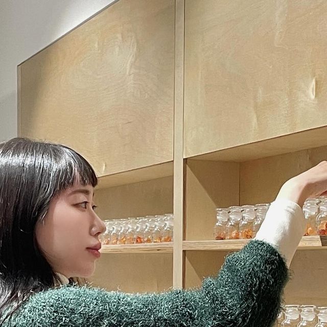 정민정 on Instagram: "#광고 #ad #닷노트 @dotnote.perfume 성수 향수공방 닷노트 조향사님의 개입없이! 이어폰을 끼고 영상을 보며 60가지의 향료들을 직접 맡아보고 나의 취향을 알아가면서 탑/미들