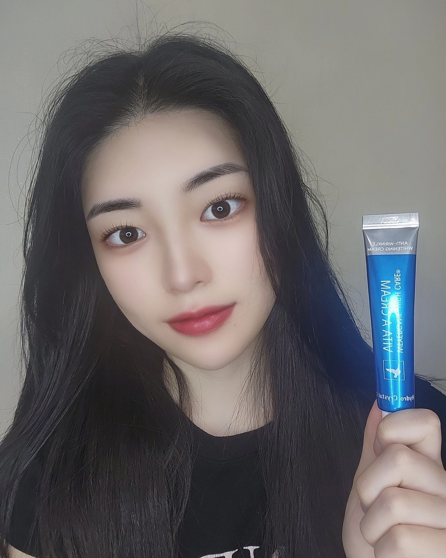 #협찬 1,300ppm 고함량 레티날로 완성된 강력한 안티에이징 크림 바이어간츠 하이케어 비타 에이 크림!

바이어간츠 하이케어 비타 에이 크림! 이런 분들께 추천드려요!

▶️ 자극으로 인해 레티놀 제품을 중단한 분
▶️ 날마다 늘어가는 주름개선이 필요한 분
▶️ 칙칙한 기미, 잡티가 고민인 분
▶️ 자극 없이 강력한 효과를 원하는 분
▶️ 피부가 건조하고 탄력이 떨어지는 분
▶️ 모공, 피부결, 주름, 피부톤을 동시에 해결하고 싶으신 분

💙레티날 제품이 처음이라면 초기 2주간 격일 사용
2~3일에 한번 저녁 세럼단계 이후에 사용하며 고민 부위에 적당량(부위 별 쌀 한톨 크기)을 흡수 시켜주며 적응기를 가집니다.
다음 날아침엔 자외선 차단제를 꼭 발라주세요
적응기에는 일시적으로 따끔거림, 붉어짐, 각질 탈락 등의 반응이 일어날 수 있습니다. 피부가 많이 민감한 피부의 경우 수분,보습 크림과 함께 섞어 사용하여 민감 반응을 줄이고 피부에 점차 적응시킬 수 있습니다.

💙 레티날 성분의 화장품은 피부의 턴오버 주기를 가속화합니다.(기능성)
이는 자연적으로 세포가 생성되고 탈락하는 과정을 빠르게 가속화 하는것으로 피부의 적응기간이 필요합니다.
적응 과정에서 붉음증, 각질 등의 증상이 나타날 수 있으나 이는 자연스러운 현상으로 충분한 적응기를 통해 안티에이징 기적의 성분 레티날을 직접 만나보시길 바랍니다. :

- 2주 사용만으로 눈가주름, 모공면적, 색소침착 개선 임상으로 입증된 결과
- 피부 저자극 임상 0.00 무(비)자극 통과
- 까다로운 레티날의 안정화를 넘어선 2중 안정화를 통한 0.13% 고함량 레티날 크림의 완성
- 피부과 입점 화장품

💙 유명한 레티놀 제품 쓰고 뒤집어져서 다시 쓰기 무서웠지만
자극 반응이 훨씬 적은 레티날로 바꾸니 관리하는 맛이 나요~
💙 여름철 더위에 모공이 열리면서 피부가 점점 늘어지는데
밤마다 가볍게 발라주면 피부가 탄력에 도움이 돼요!
💙 크림 하나로 잔주름부터 색소침착, 모공까지 개선해서
아침마다 체감되는 게 너무 만족스러워요!

#레티놀 #레티날 #레티놀크림 #레티날크림 #주름관리 #눈가주름관리 #모공관리 #모공케어 #안티에이징 #탄력크림 #바이어간츠 #바이어간츠레티날크림 #크림추천 #피부과화장품 #바이어간츠비타에이크림