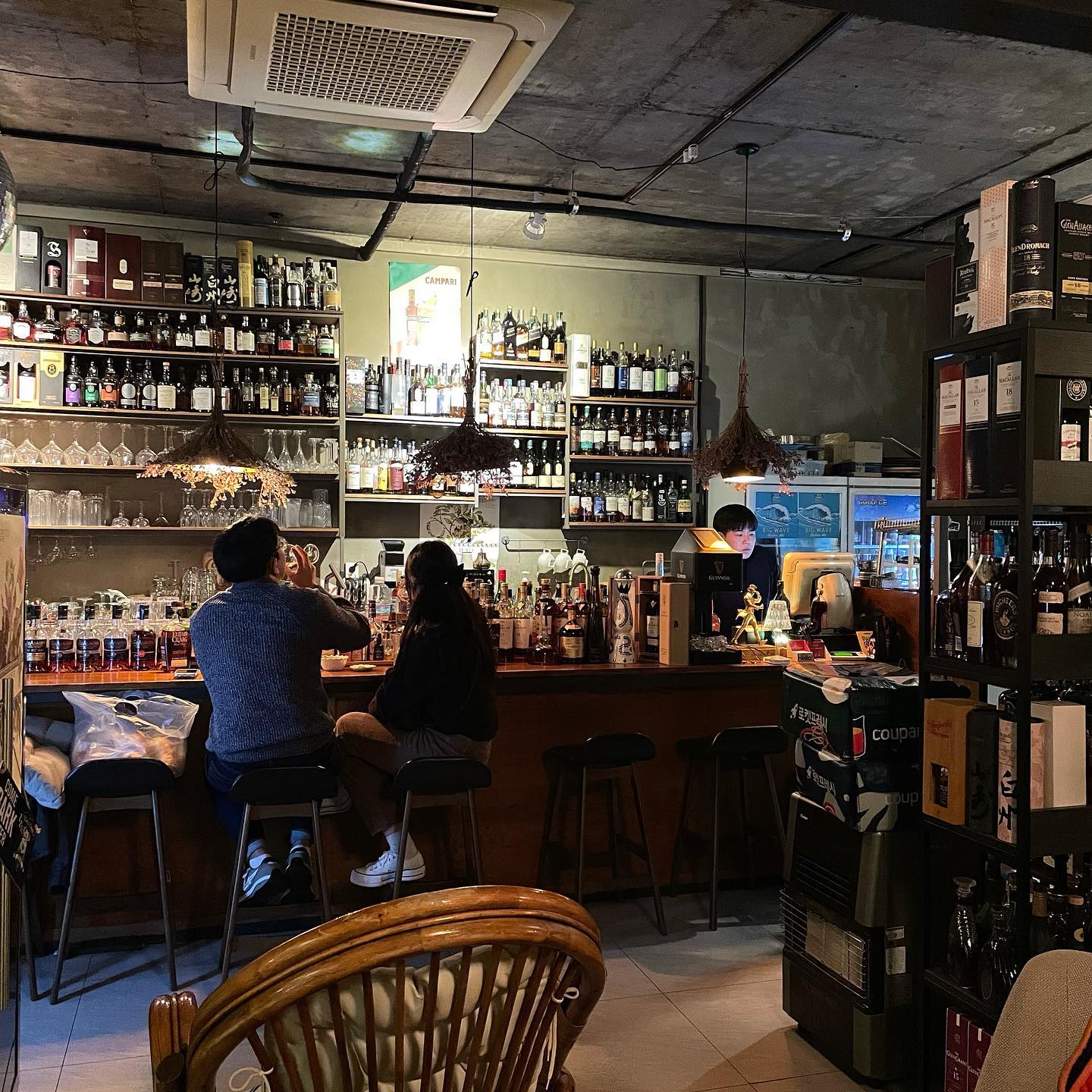 #협찬 🍹Ash&bloom🍹 ashnbloomlounge 

홍대에서 평일, 주말 가리지 않고 인기있는 핫플 애쉬앤블룸🤍
친절하신 사장님과 주류, 음식맛, 분위기, 시가 무엇하나 빠지지 않고 모두 다 충족이 가능한 곳🍻

📍 주소 : 서울특별시 마포구 와우산로29길 44 1층~3층
☎️ 연락처 : 0507-1332-1591
⏰ 영업시간 : 월-금 18:00 - 02:00 토-일 16:00 - 03:00

🔖 메뉴 : 마가리타+아마레토 체리샤워

▫시가와 위스키를 함께 즐길 수 있는 Lounge Bar🚬
▫️2-3층으로 넓은 좌석들이 있어 단체로도 예약이 가능할만큼 큰 규모!
▫️13년 전통 해외유학파 사장님께서 상주하고 계셔서 위스키나 시가에 대해 잘 몰라도 아주 친절하게 설명해주심!
▫️야외 테라스석도 구비되어 있어서 4계절 모두 인기 뿜뿜뿜뿌이잉🥳

#홍대위스키바#홍대칵테일바#홍대시가바#홍대브런치#홍대핫플#홍대신상바#홍대바#홍대맛집#서교동맛집#홍대루프탑#서교동데이트#마포위스키바#홍대바추천#서교동맛집#홍대데이트#데일리#daily#ashnbloom