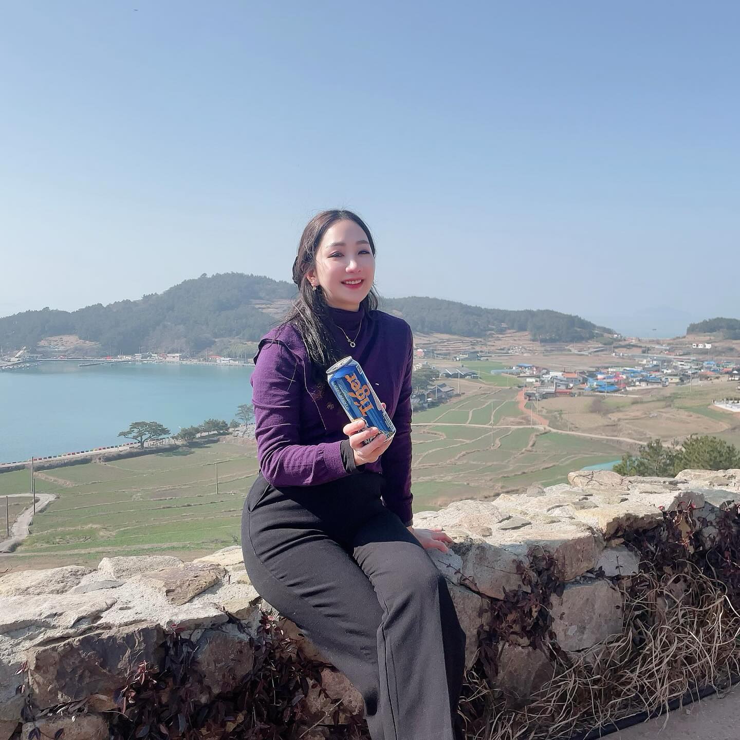 #썸네일 첫번째 사진 제가 #찐행복 보여서
바보같이 나왔어도 마음에 너무 들어요 😅
#청산도 펜션 추천해드리는 릴스 올린 김에
#청산도여행 일박이일 보여드리려고 해요.
청산도는 이번이 처음이었는데 주변에서 듣던대로
정말 너무 아름다운 작은 #섬마을 이었어요!
그래서 #트레킹 하러 올해 또 갈 예정~~
사진 속 나온 스팟은 #서편제 촬영지에 있는
#서편제주막 하지만 장사를 설연휴에 쭉 안하기에
결국 자리만 빌려 청산빵굽네 빵과 맥주 마시고 왔었어요.
다음에는 제발 오픈해 군소무침과 막걸리 먹고 올 수 있기를 );
그리고 등산 가볍게 해준 후 서편제에서 먹으려다 문 닫아
찾게 된 진짜 맛있던 바로 근처의 중국집!
#청산도중화반점 그래서 이틀 점심을 메뉴 바꿔 먹고 왔답니다😋
첫날은 탕수육, 삼선짬뽕, 삼선간짜장, 백짬뽕과 연태고량주로
둘째날은 사천탕수육, 삼선쟁반짜장, 차돌짬뽕과 막걸리 🤭
이틀연속 먹었음에도 둘째날이 저는 더 맛있었고요~~
릴스 만든 펜션에서 섬에 왔으니 해산물 포기 못 하므로
수산센터에서 홍해삼 3만원과 우럭 2만5천원치 사왔었어요.
하지만 엄청 맛있는 한우곱창 밀키트 먹다가 다 못 먹음 푸하하
그리고 모니모니해도 숙소 뷰가 좋아야 최고죠 😍
#뷰맛집 때문에 좋아하는 해물을 배불러 못 먹었던 거 같아요..!

보여드려야 할 #국내여행지추천 너무 많이 밀렸는데
노력해서 하나하나씩 보여드릴게요 🩷