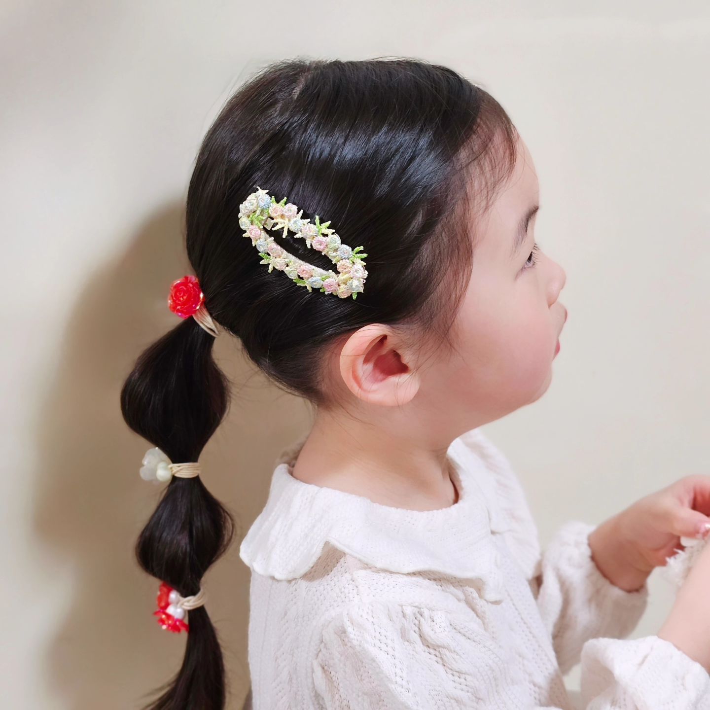 #슈슈로아
#서포터즈
 
쟈스민 머리에서
이렇게 사이드 핀만 바꿔줘도 느낌이 다르답니다🫶
 
1.2번 사진 속 핀은 #플라워트리밍머리핀 
3번 사진 속 핀은 #데일리리본똑딱핀 
랍니다❤️
 
플라워핀은 6가지 색상
리본핀은 14가지 색상
으로 내가 필요한 색상의 핀을 선택할 수 있다는 점🤍
 
실은 독이 될수도 있어요
저같은 결정장애가 오는 사람한테는...
 
그래도 선택의 폭이 넓다면..이만한게 없잖아여🫶
 
chouchou_roa