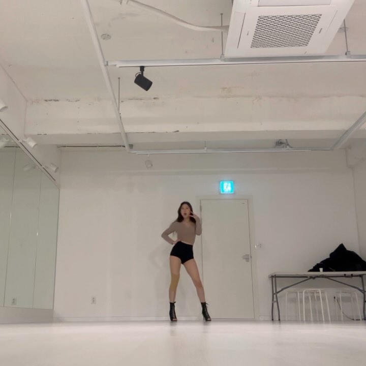 ✌🏼
My choreography 👠
_hhalim0801 

tyla 
 midnight.scene.hg