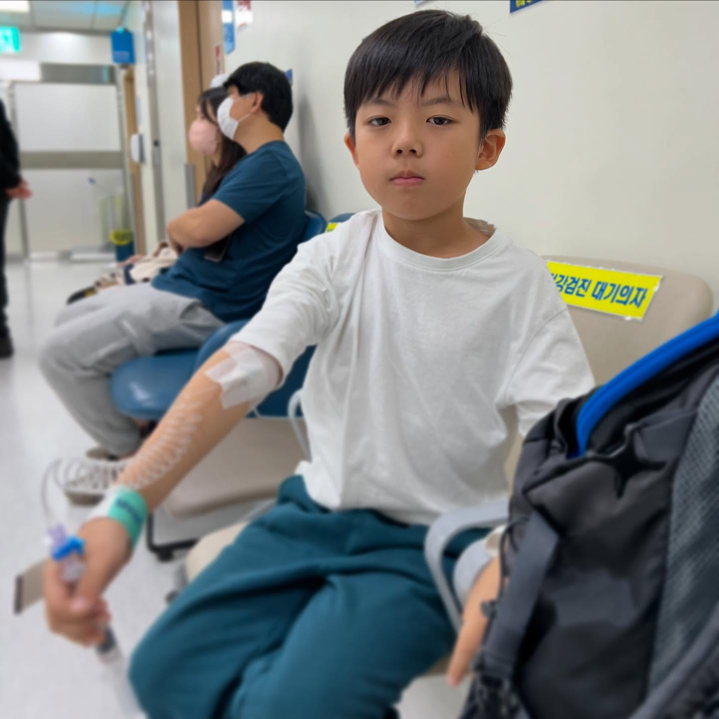 조형제주사가아플텐데 ㅜㅜ 울지도않고 
자극검사하느라.피도 한대빡.뽑고 ㅜㅜ 

일반보다 오래걸리는 CT도 잘 받아주고
힘들었지? ㅜㅜ고생시켜 미안하다 했더니. . . 

엄마가 뭐가 미안해 ? 
나 위해서 서울까지 같이 와주시는거 잖아요 고마워요 

라고 하네 ㅜㅜ  하🤣
많이 자라서 감동주는녀석 
제발 아프지말자❤️

#ct촬영 
#서울대학어린이병원 
#아프지마 
#세젤소 
#육아