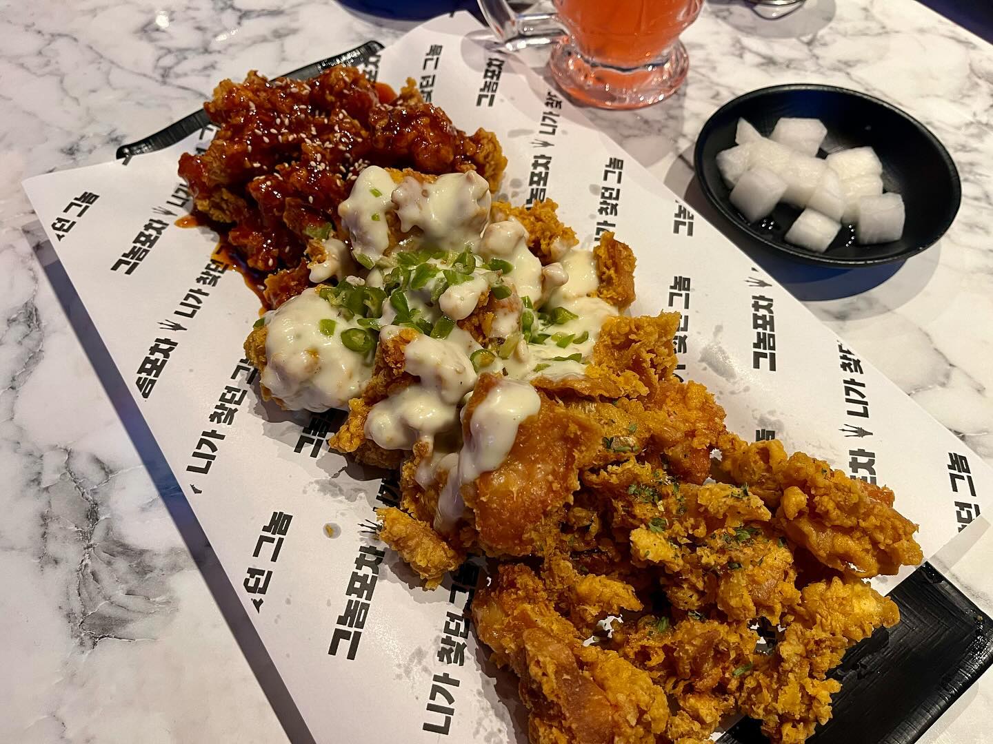 #협찬 #역북맛집 #역북동맛집 #역북술집 #역북동술집 #그놈포차 #그놈포차용인역북점

용인 역북동 대표 술집 그놈포차 용인역북점!
말로만 들어보다 평일 저녁 남편과 방문했는데
학생들로 바글바글한 게 핫플 술집 다웠다⭐️

안주가 하나같이 저렴한데 맛있기로 소문난 그놈,,
그놈포차 대표 메뉴 순살치킨 3종 세트를 주문했는데
양도 많지 바삭하고 촉촉하지 정말 꿀맛이었음
다른 술안주도 기대되던 그놈포차였다❣️

차를 갖고 와 오늘은 무알콜 자몽을 마셨지만
다음번엔 딸기 막걸리를 마셔보고 싶다🍓
안주도 술도 맛있는 그놈포차 강츄ㅠㅠ

재방문하고 싶은 술집!