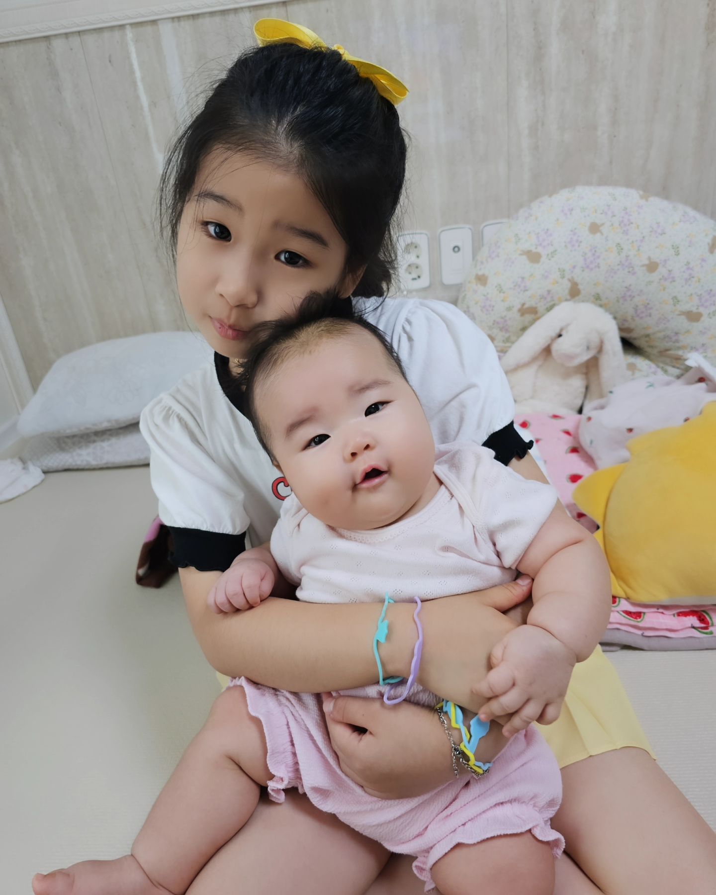 #떠하자매 

ㅤㅤ
동생을 너무 이뻐하는 첫째👧❤️
언니만 보면 웃는 둘째👶🧡

ㅤㅤ

#너네는그냥사랑그잡채🩷

ㅤㅤ