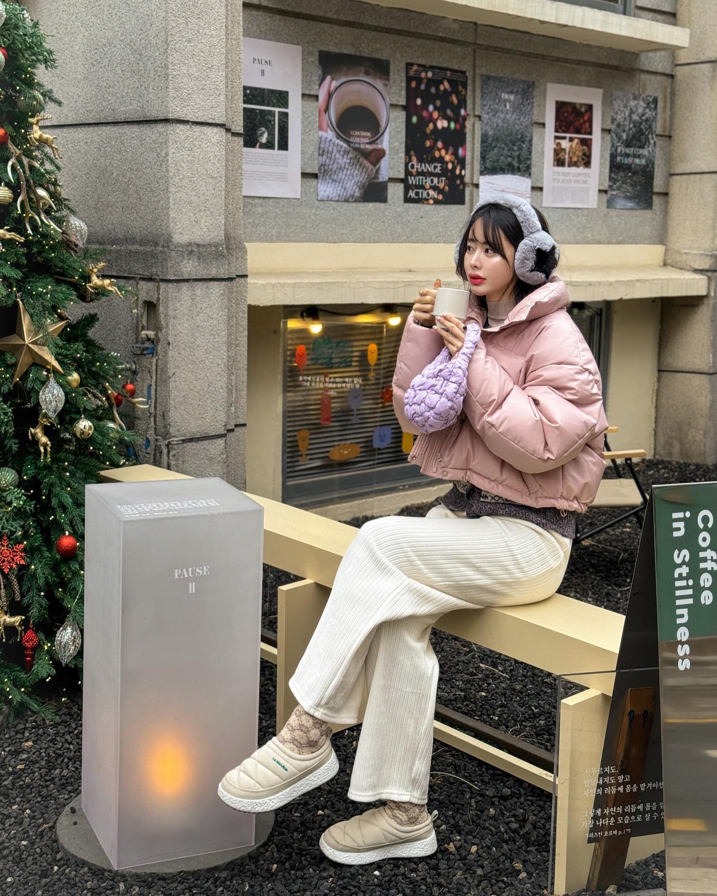 #협찬 heyrozy.official

하이넥 디자인이라 더 따숩게 느껴지는 헤이로지 숏패딩!  은은한 핑크 파스텔톤이라 그 자체만으로도 사랑스러운데 아방한 핏두 연출되서 더 귀엽게 느껴진답니다🤍💗오리솜털/깃털 덕다운패딩이라 한겨울에 입기도 좋고 방수가 되는 폴리원단이다보니 눈오는날에두 걱정없다는거⛄️ 양쪽 사이드에 포켓이 있어 실용성도 굳🫶🏻

착용 제품 | 헤이로지 joy_파스텔덕다운숏패딩_Pink

#헤이로지 #패딩 #오리털패딩 #덕패딩 #덕다운 #숏패딩 #크롭패딩 #파스텔 #파스텔패딩 #오리털 #겨울아우터 #아우터 #데일리코디
