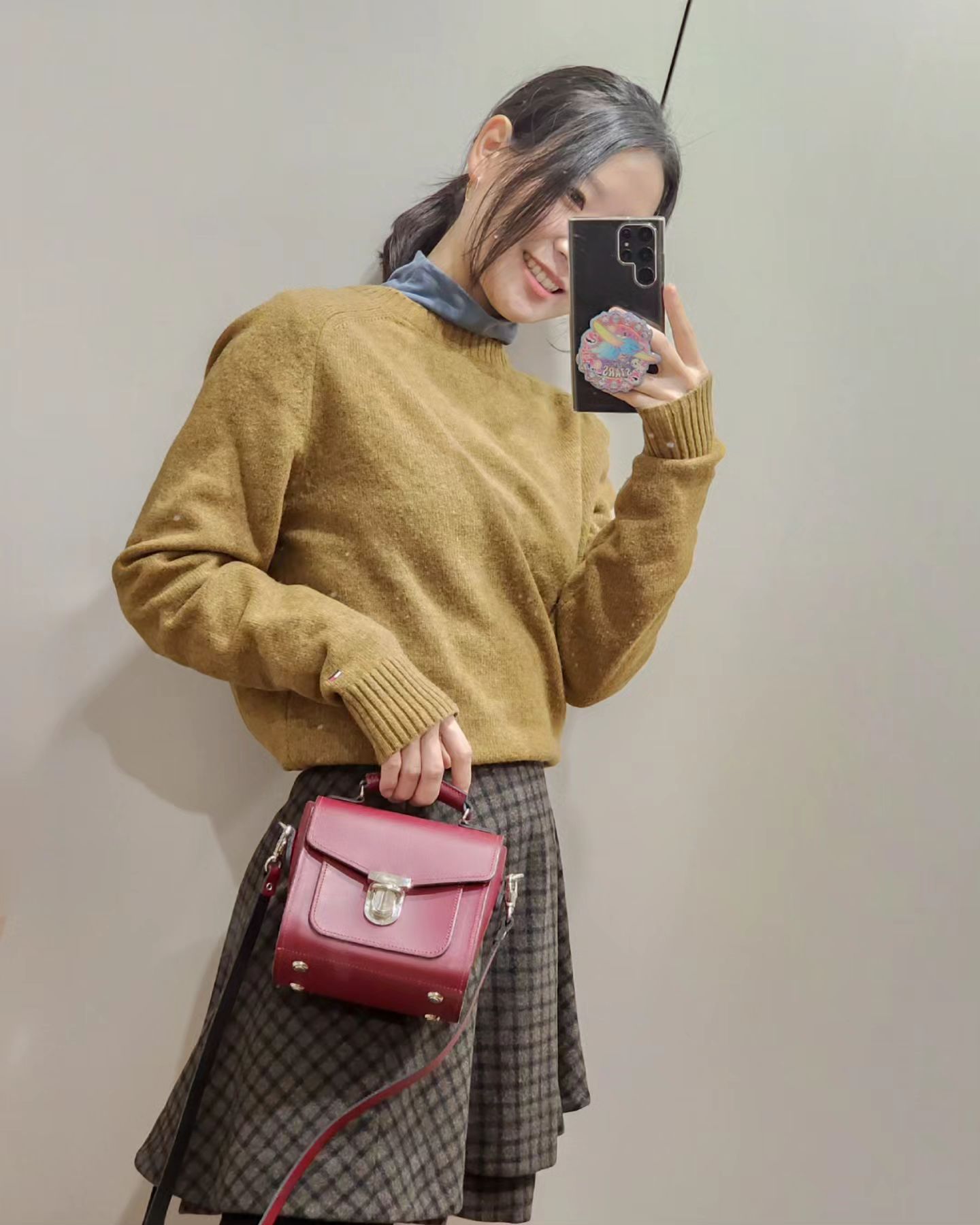 조금 빈티지한 느낌으로 입고 싶어서 :)

점심먹고 조금 체한 기분이 들었는데,
집에 돌아와서 스커트를 벗는 순간 쑥 내려가더라구요.

이젠 고무줄 하의에 너무 익숙해져버린 내 소화기관.. ㅎㅎ