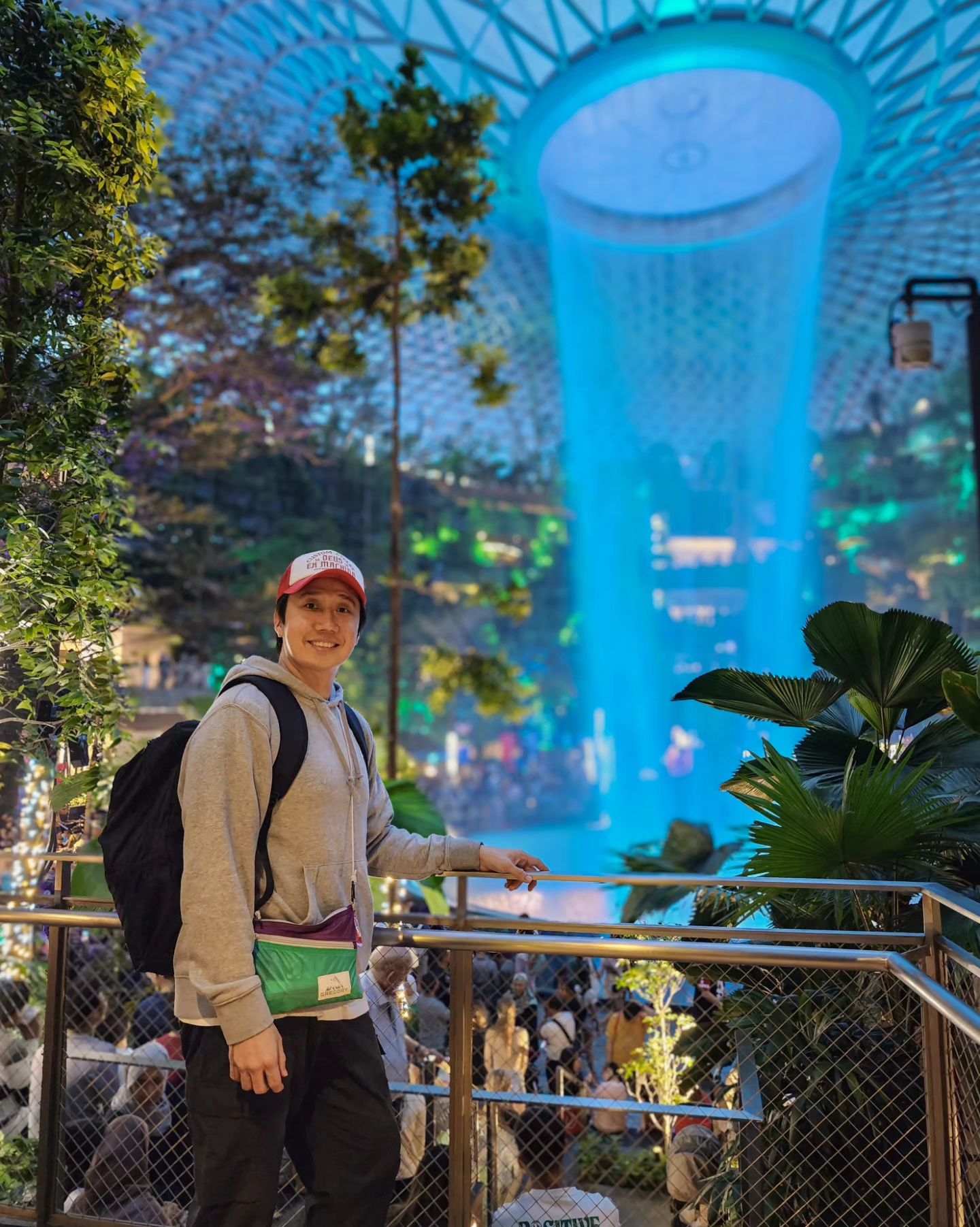 Rain Vortex
Jewel Changi Airport
Singapore 🇸🇬
.
.
이번 크리스마스는
엠케이 비행 따라가 싱가포르에서 즐기고 옴
#또따남
.
.
40m나 되는 인공폭포 #rainvortex
공항을 정말 멋지게 만들었구만
#singapore🇸🇬 #changiairport
#싱가포르여행 #트래블강주부 #여행은언제나옳다 
#여행중독 #여행스타그램