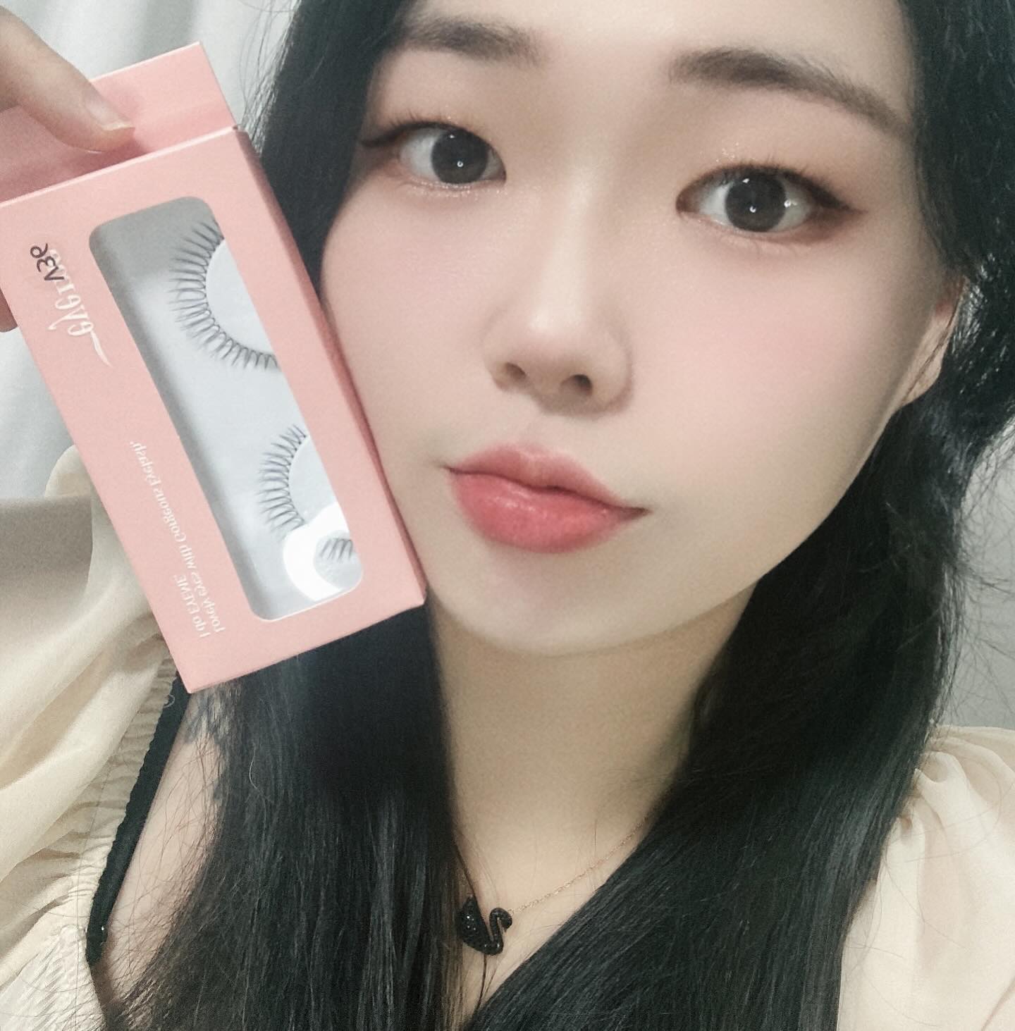 #협찬 eyeme_kr 

속눈썹 브랜드 아이미에서 속눈썹+속눈썹 빗 세트 구매시 속눈썹 풀까지 증정하고 있어요!

총 7가지 종류의 속눈썹 중 저의 픽은 v36과 w36!
속쌍인 제 눈에 가장 자연스럽게 어울릴만한 디자인을 픽했습니다 :)
가닥 속눈썹이라 훨씬 자연스럽게 내 속눈썹인 것처럼 연출가능!

📍다희가 알려주는 속눈썹 붙이는 방법
1️⃣본인 속눈썹을 뷰러해주기
2️⃣가닥 속눈썹을 양쪽 끝과 가운데를 먼저 부착해주기
(속눈썹 풀은 적당히 발라서 부착전 본인 속눈썹에도 살짝 칠해주면 부착력 up!)
3️⃣나머지 빈 공간에 속눈썹을 부착해주면 자연스럽게 완성!

📌네이버에서 아이미 브이컷 가닥속눈썹 구매 가능하니까 참고하기!
https://brand.naver.com/piccasso/products/7003310909

#속눈썹붙이기 #아이돌가닥속눈썹 #속눈썹추천 #통속눈썹붙이는법 #아이미 #아이미속눈썹 #가닥속눈썹 #아이돌속눈썹