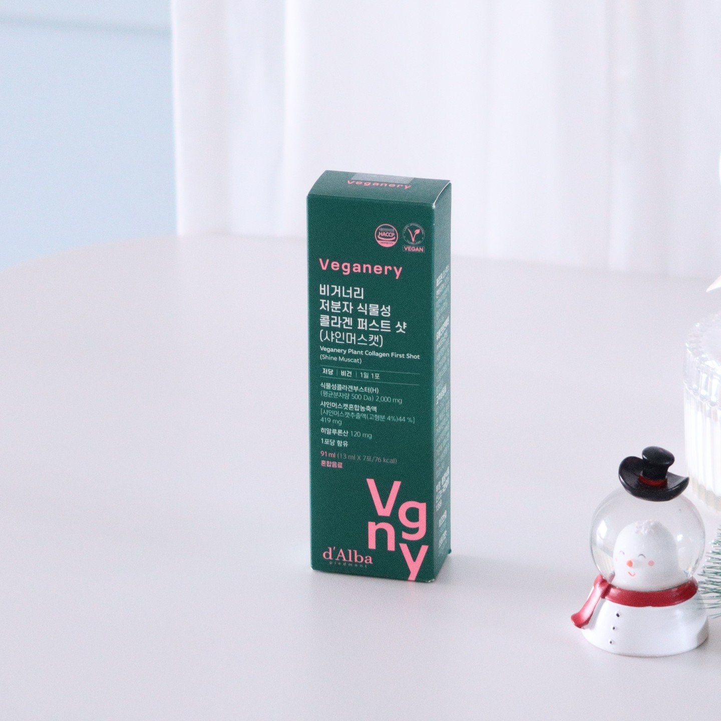 #광고 #마시는콜라겐부스터
✅비거너리by달바 저분자 식물성 콜라겐 부스터 퍼스트 샷 (샤인머스캣)

까다로운 기준으로 높은 제품력을 갖고 있는
달바의 뷰티&헬스케어 브랜드 <비거너리 by 달바>의
콜라겐 부스터샷 입니다.

비거너리 콜라겐 부스터 라인은 3가지 제품이 있는데요.
콜라겐 부스터 함량이 조금씩 다르다고 해요. 
콜라겐 부스터샷은 2,000mg 함유, 콜라겐 부스터 젤리 3,270mg 함유, 콜라겐 부스터 앰플은 5,000mg 함유 되어 있어요.

식물성 콜라겐 부스터로 해양 생태계
파괴 걱정이 없고 지속 가능한 방법으로 만든
트렌디한 브랜드 비거너리 인데요.

최근에 올리브영 입점과 동시에
콜라겐 부스터 젤리가 1위 랭킹을 기록하였다고 해요.
*올리브영 온라인몰 판매 랭킹 1위, 2023년 11월 1일

개별 파우치로 차안, 사무실 PC에,
가방에도 몇 개씩 넣어두고 휴대하며
섭취하기에 더욱 좋았답니다.

비거너리 저분자 식물성 콜라겐 부스터샷은
일명 모델 관리템으로 불리는데요.
설탕 대신 대체당이 들어 있어 저처럼
당섭취를 고려하시는 분들도 부담 없이 먹을 수 있고요.

유기농 히비스커스에서 추출한 100% 비건
식물성 콜라겐 부스터 샷으로 까다로운 이탈리아 브이라벨 비건 인증을 받아 비건 분들, 
채소 위주 식단 하시는 분들에게도 추천하고 싶어요.

비거너리 콜라겐 부스터 샷은
독점 기술로 구현한 식물성 고유의
파이토케이컬 성분을 함유하고 있는데요.

달달하면서도 새콤한 샤인머스캣 맛이라
맛과 향이 깔끔해서 먹기 좋았어요.
마시는 콜라겐 부스터 섭취할 때 맛이나 향이
안 맞을까 고민하시는 분들이 많은데,
비거너리 콜라겐 부스터 샷은
호불호 없는 맛으로
부담 없이 먹을 수 있답니다.

비거너리 콜라겐 부스터 샷은
흡수가 빠른 액상 타입으로
500달톤 이하의 저분자 콜라겐 부스터라
흡수율이 높다고 해요.

저는 이런 제품의 성분을 꼼꼼히 따져봐서
살펴보니, 식물성 저분자 콜라겐 부스터 외에도
히알루론산 120mg과 비타민 B1, B12, C, D까지
들어 있어요.
(*원료적 특성에 한함. 본 제품은 일반 식품입니다.)

지금 비거너리 제품 구매 후 블로그, 인스타 등
SNS에 후기를 올리면 100% 선물을 증정해주는
리얼 후기 이벤트를 매달 진행중 이랍니다!

맛있게 먹을 수 있는 먹는 콜라겐 부스터를 찾고 계셨다면
저분자 식물성 콜라겐 부스터,
비거너리의 마시는 콜라겐 부스터샷을 추천합니다:)

#비거너리by달바 
veganery_official dalba_piedmont
.
.
#비거너리 #비거너리콜라겐부스터 #액상콜라겐부스터
#마시는콜라겐부스터 #모델관리템 #먹는콜라겐부스터