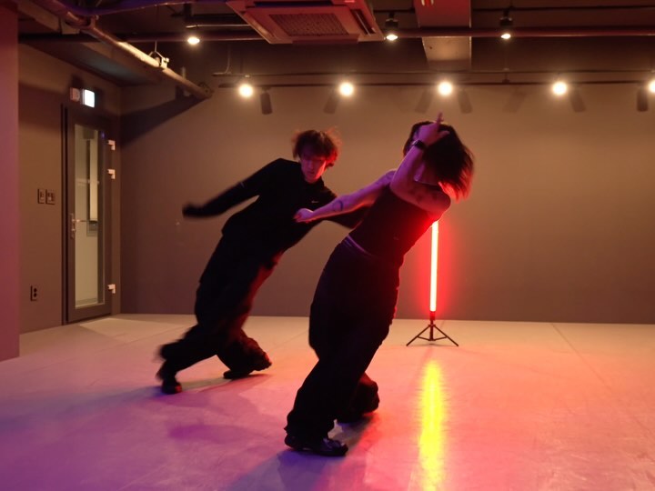 #actbad youngdevyn 

Hol' on, wait, baby @₩&@&-!!! 🤯

#haimchoreography
Choreography by me haim_kr 
Captured by playtheurban _jaychoi 🙇🏻‍♀️🖤 !! 

#choreo #dancer #dance #fyp #classfootage
#viral #foryoupage #youngdevyn #korea #dancevideo