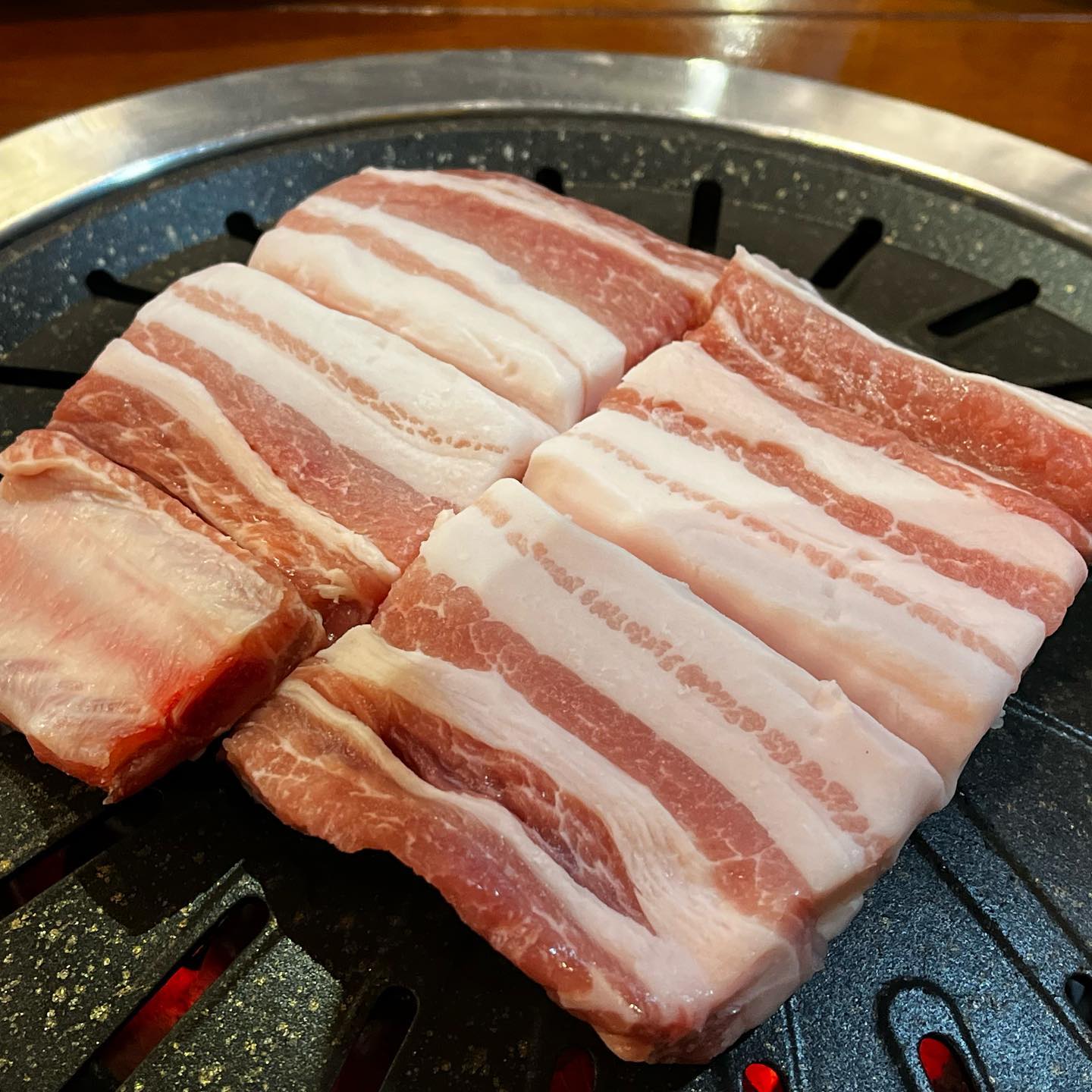 #협찬 #돈우본

구디 깔깔거리 생삼겹갈비 최고 맛집 👍🏻

들어가자마자 직원분이 환하게 맞아주시는 구디 돈우본

저는 고민하다가 생삼겹갈비 180g 2인분 주문했습니당

돈우본은 밑반찬이 풍성하고 맛있어서 고기랑 같이 먹기 좋아요 콩나물 반찬은 맛있어서 2번 리필해먹었어요 !! 

직원분이 고기 타지 않게 자주 봐주셔서 고기를 맛있는 타이밍에 먹을 수 있어서 좋아요 😎 생삼겹갈비는 돼지갈비 부위에 삼겹살이 붙어있는 부위로 생갈비로 먹을 수 있는 부위라 삼겹살의 맛도 생갈비의 맛도 느낄 수 있어서 좋았어요 ! 

제가 방문했을때도 다른 테이블에서 회식하고 있었는데 구디에서 시끄럽지 않게 회식하기에도 좋을거같아요 

🤍 돈우본

🤍  서울 구로구 디지털로32가길 13 1층 

🤍 주차는 불가합니당 🥹

#돈우본#구로디지털단지고기집#구디고기집#구디역고기집#구로디지털단지역고기집#구디맛집#구로디지털단지맛집#구디삼겹살