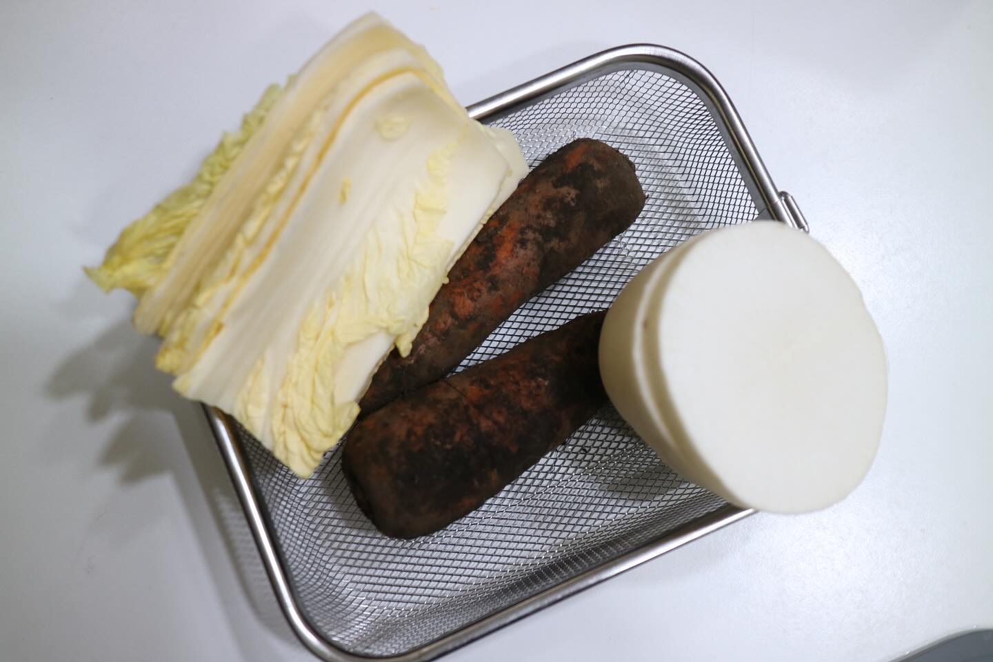 제주 흙당근을 활용한 사료토핑 ⭐️ 
.
당뇨견 드림이는 간식을 못먹어서 이렇게라도 ㅠ 간식 챙겨주고 싶은 마음 
.
생당근 급여했는데 혈당 안올라서 말려둘까 썰어만 둘까 고민중 .
그와중에 배추 무 당근을 볶아 간단채소볶음도 했다 😊 
.
아침 저녁 7시 저녁시간으로 정해져있어서 그때마다 냉동 채소볶음을 꺼내주면 편하고 좋음 💛 시판은 편하지만 당뇨견에게 원재료 확인은 필수이기에 직접 만들어주는 중 
.
.
#강아지혈당관리 
#당뇨강아지 
#다시_혈당관리화이팅
